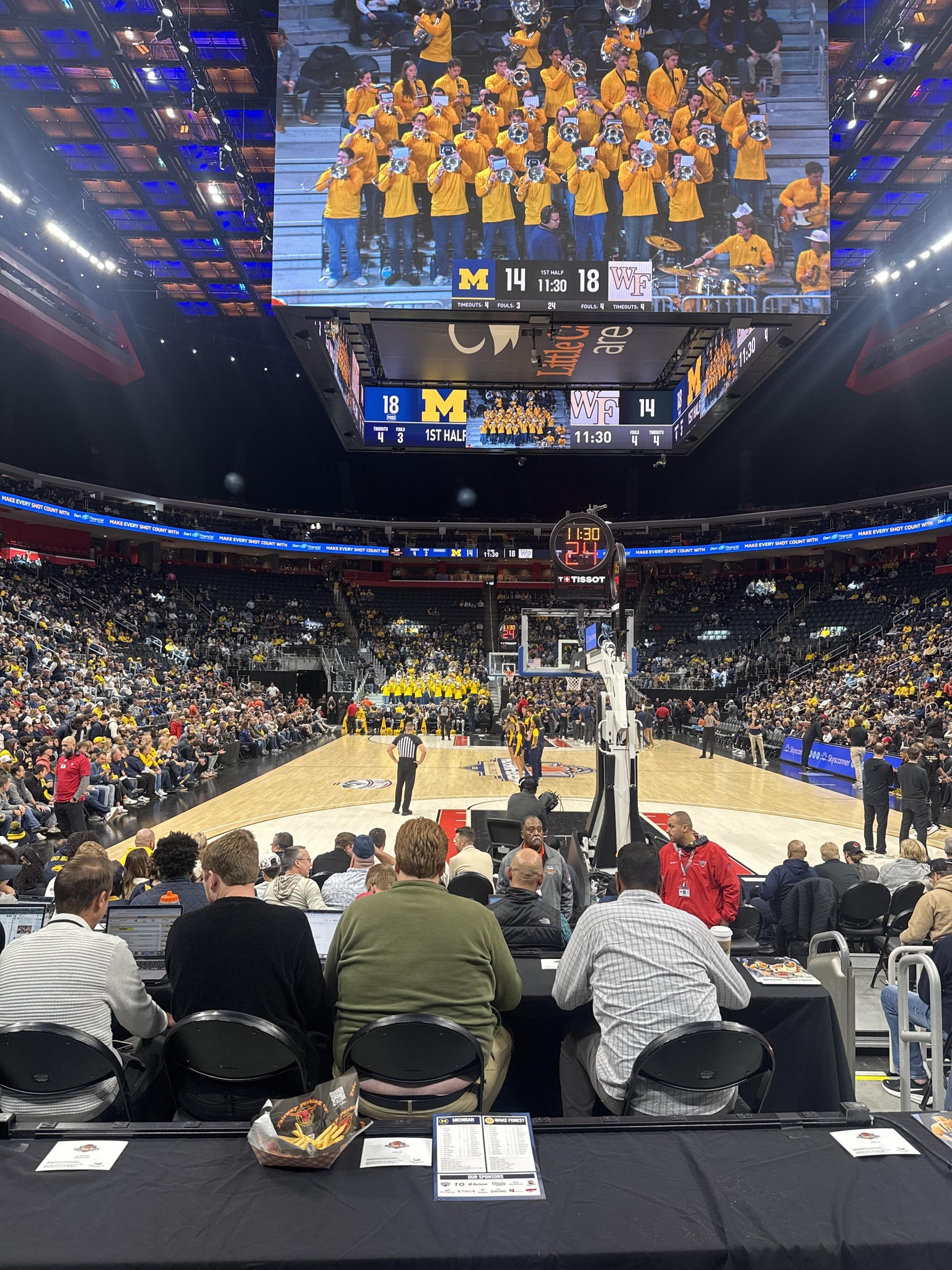Vue réelle des fans prise de la Section 102 au site Little Caesars Arena par Matthew S