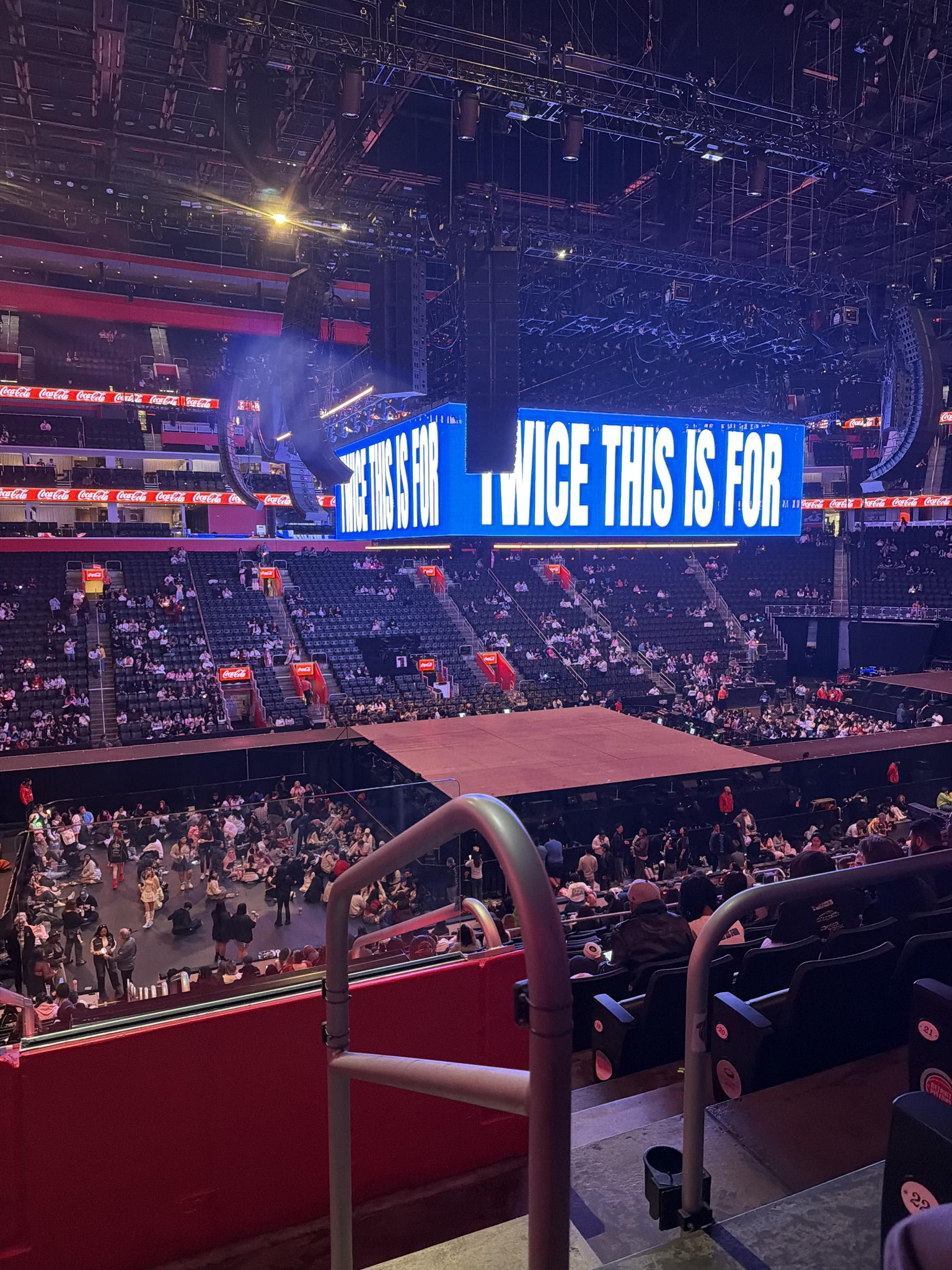 Vue réelle des fans prise de la Section 111 au site Little Caesars Arena par Alessa M