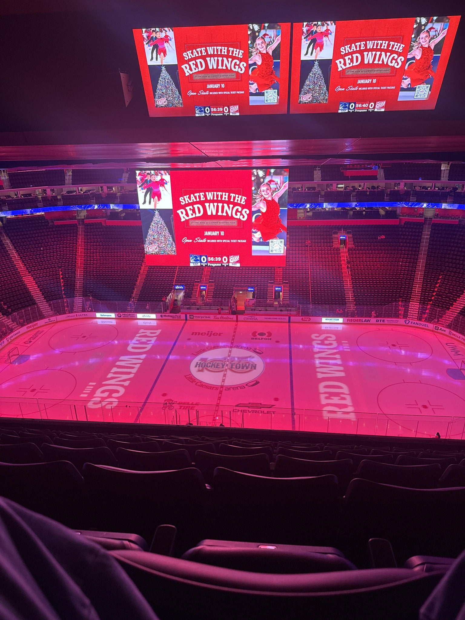 Vue réelle des fans prise de la Section 211 au site Little Caesars Arena par Shawn P