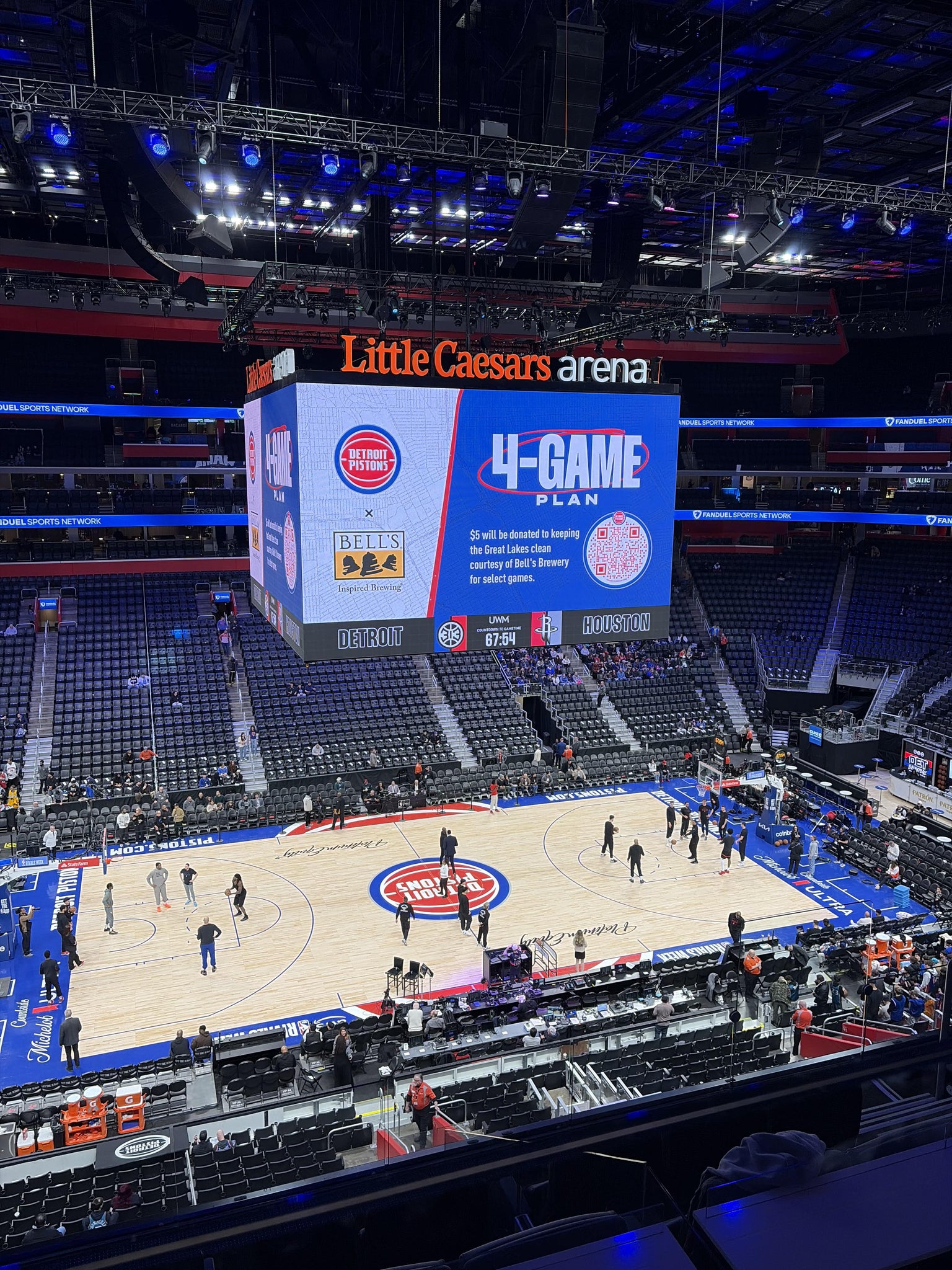 Vue réelle des fans prise de la Mezzanine 29 au site Little Caesars Arena par Peyton K