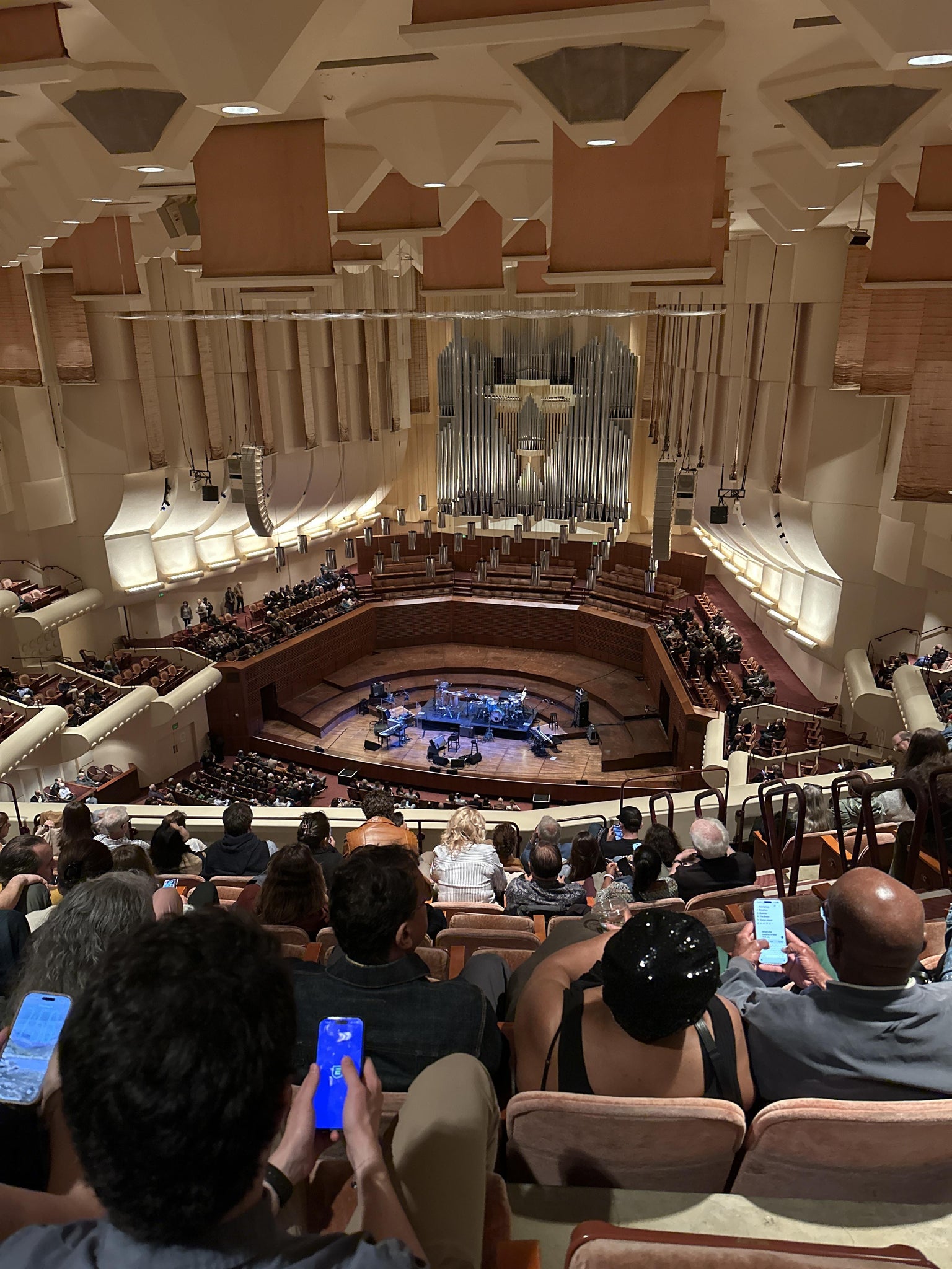 Vue réelle des fans prise de la 2 Trff au site Louise M. Davies Symphony Hall par Evlin D