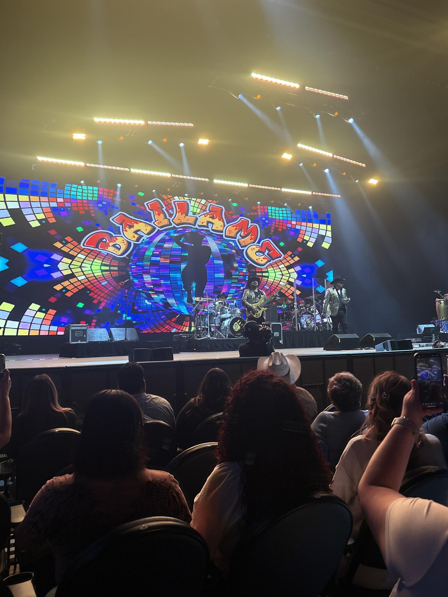 Vue réelle des fans prise de la Section 104 au site Lucas Oil Live at WinStar World Casino and Resort par Fernando R