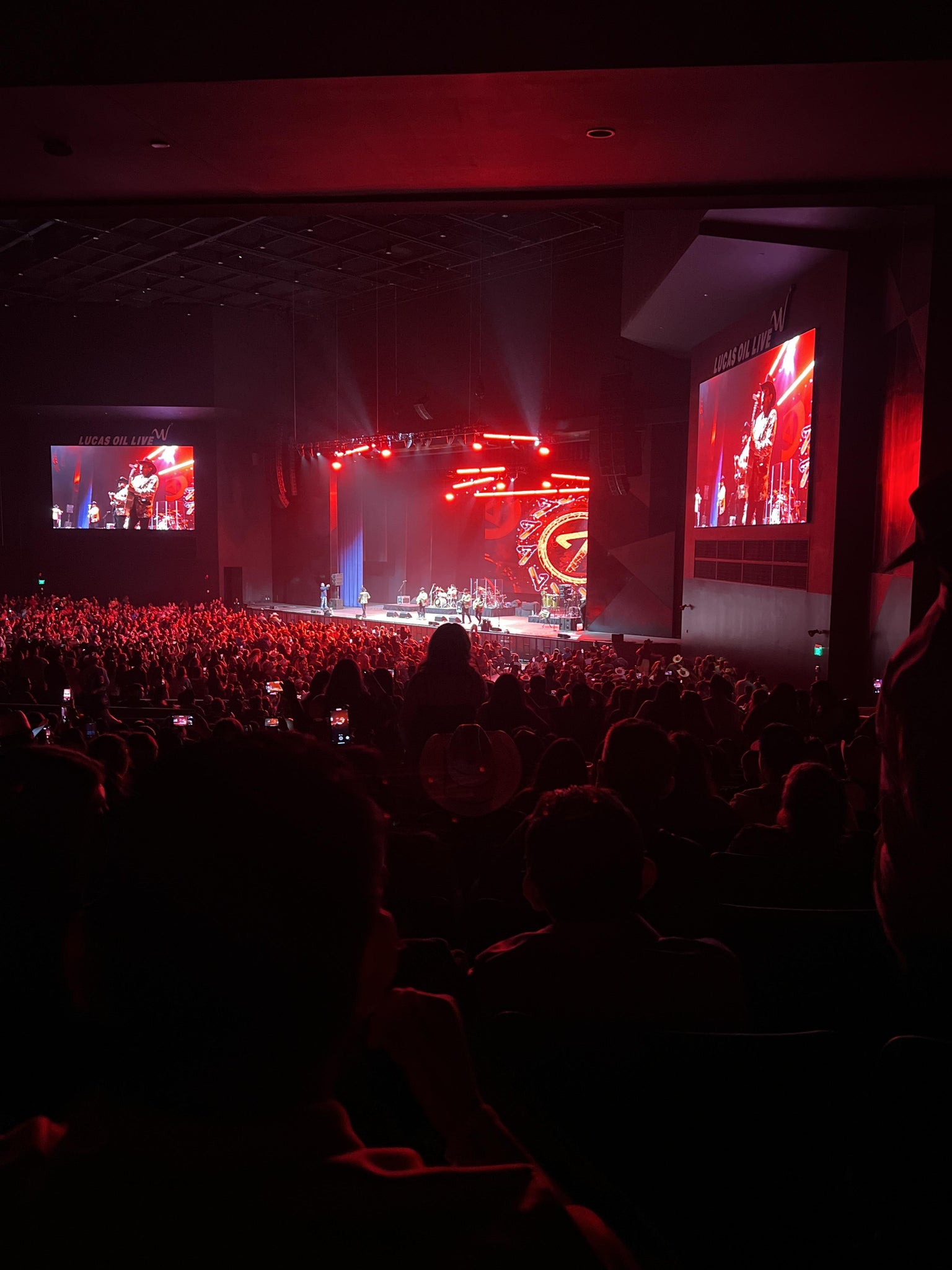 Vue réelle des fans prise de la Section 301 au site Lucas Oil Live at WinStar World Casino and Resort par Abraham N