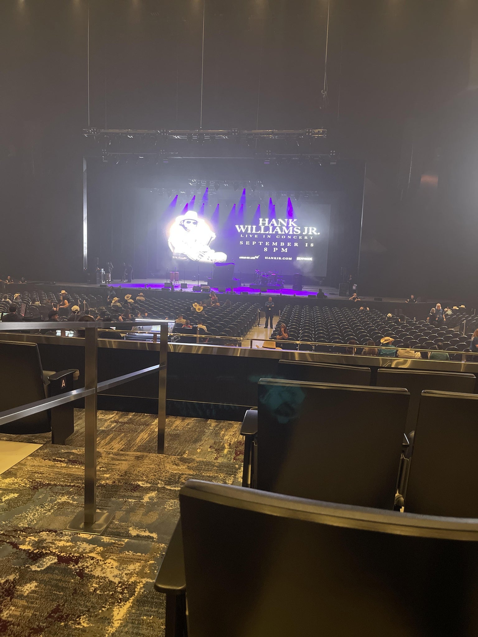 Vue réelle des fans prise de la Section 302 au site Lucas Oil Live at WinStar World Casino and Resort par Armando M