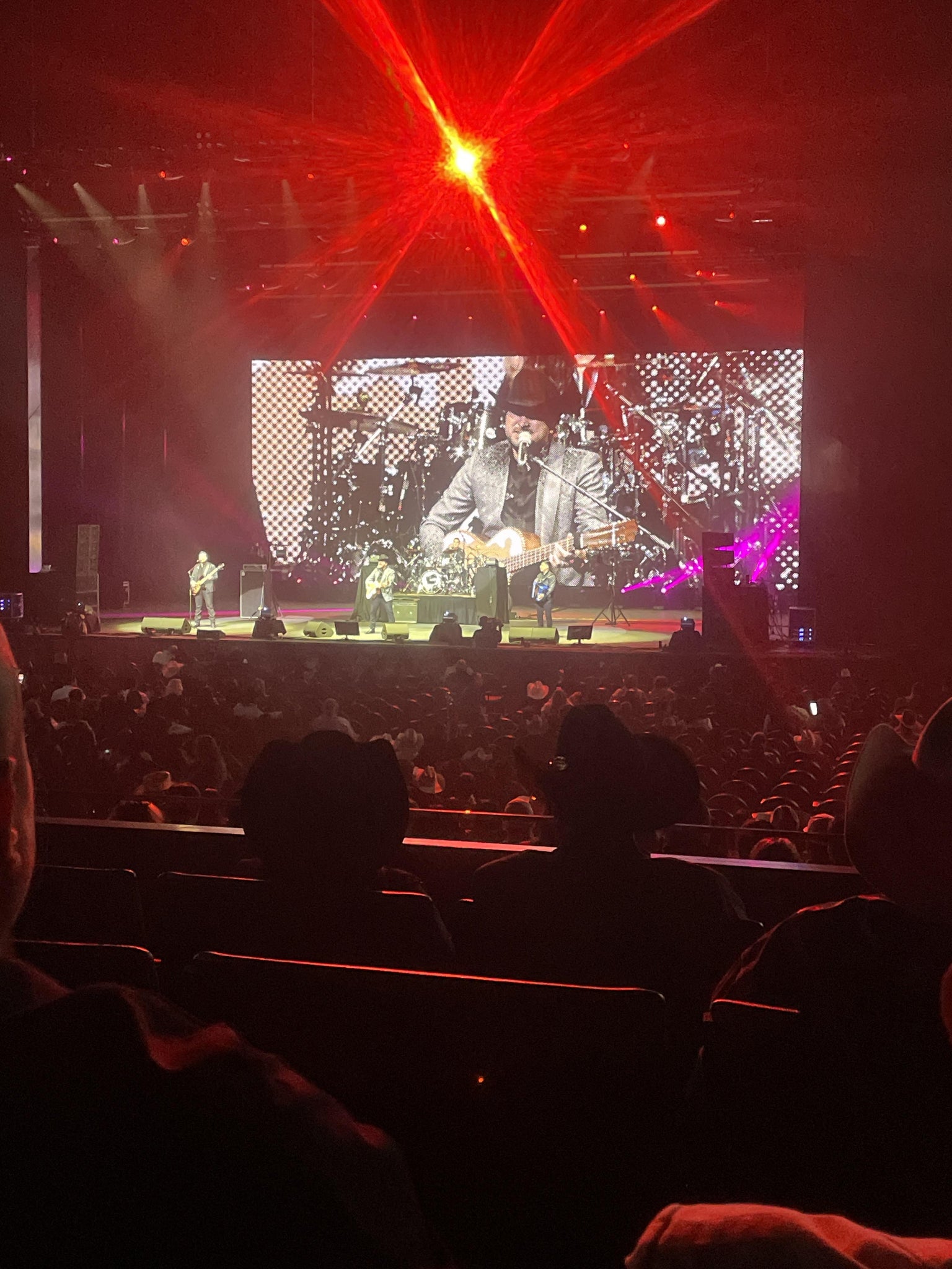 Vue réelle des fans prise de la Section 302 au site Lucas Oil Live at WinStar World Casino and Resort par Jose C