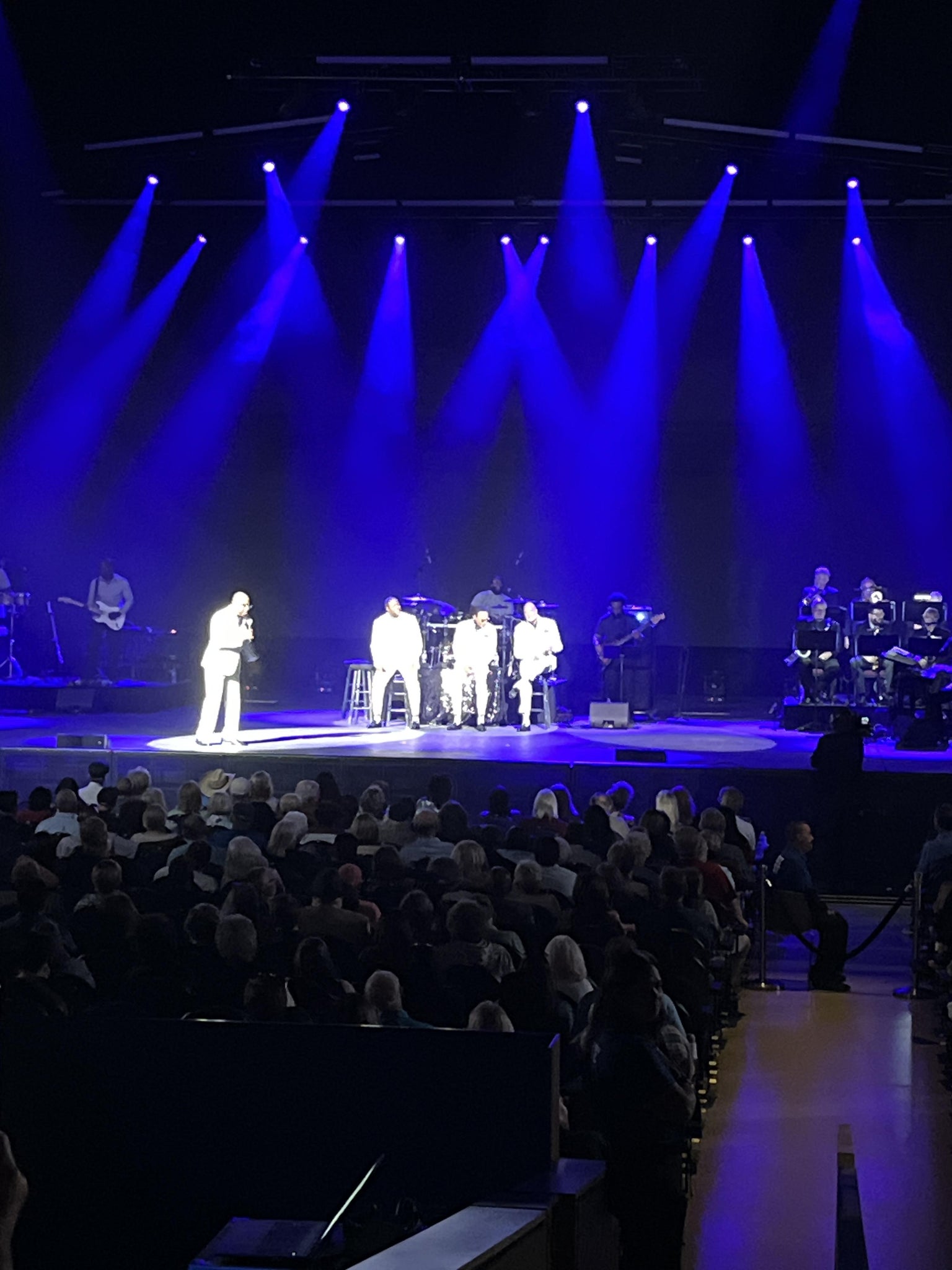 Vue réelle des fans prise de la Section 303 au site Lucas Oil Live at WinStar World Casino and Resort par Angie T