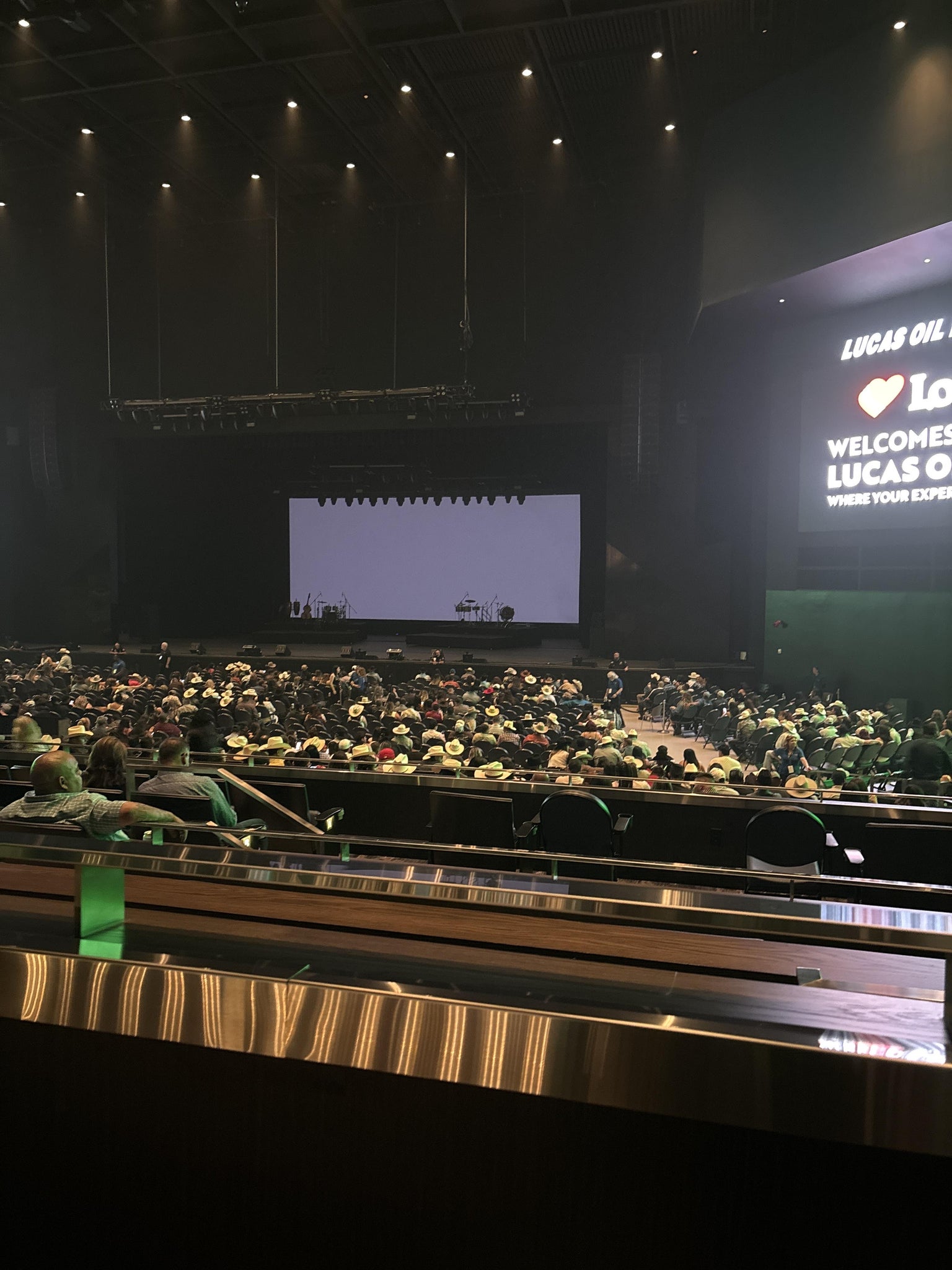 Vue réelle des fans prise de la Club A au site Lucas Oil Live at WinStar World Casino and Resort par Maribel V