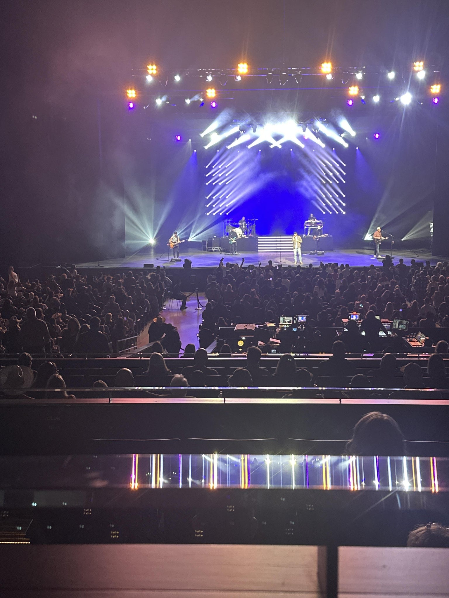 Vue réelle des fans prise de la Club ADA au site Lucas Oil Live at WinStar World Casino and Resort par Dennis H