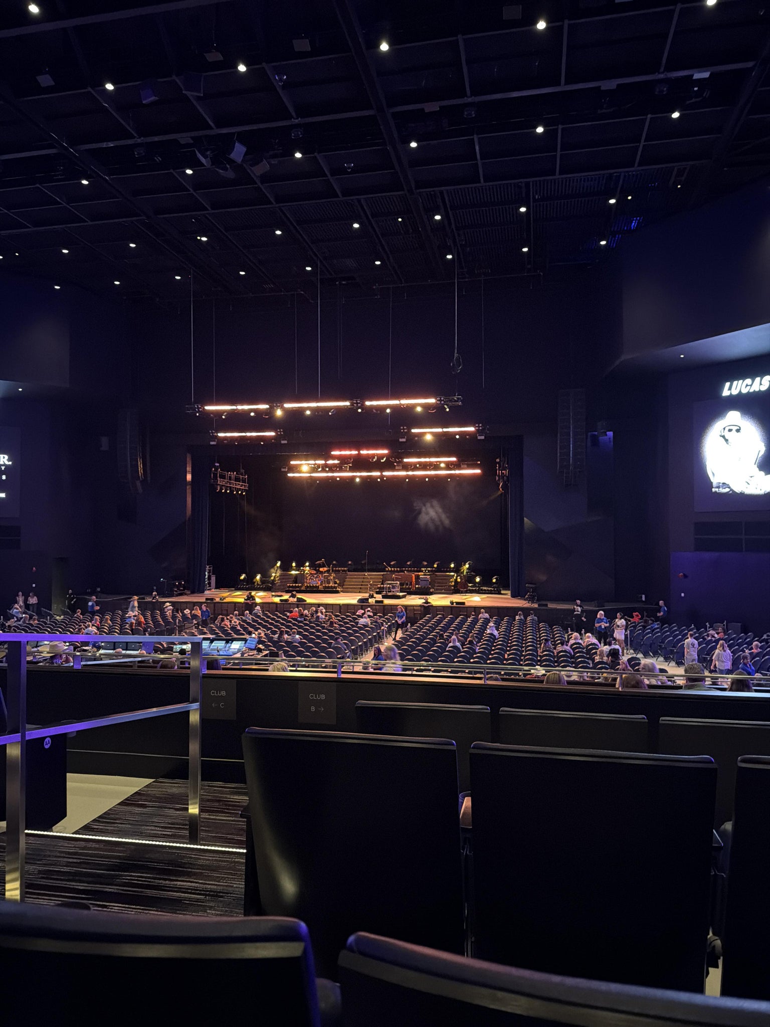 Vue réelle des fans prise de la Club B au site Lucas Oil Live at WinStar World Casino and Resort par Sandra P