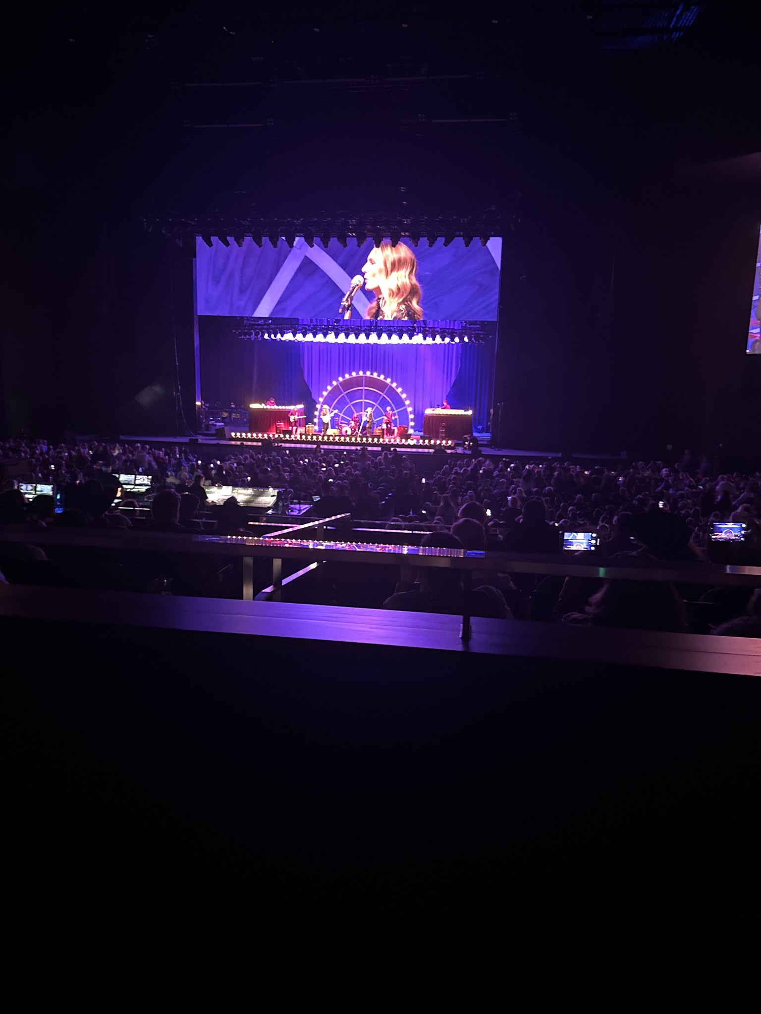 Vue réelle des fans prise de la Club C au site Lucas Oil Live at WinStar World Casino and Resort par William C
