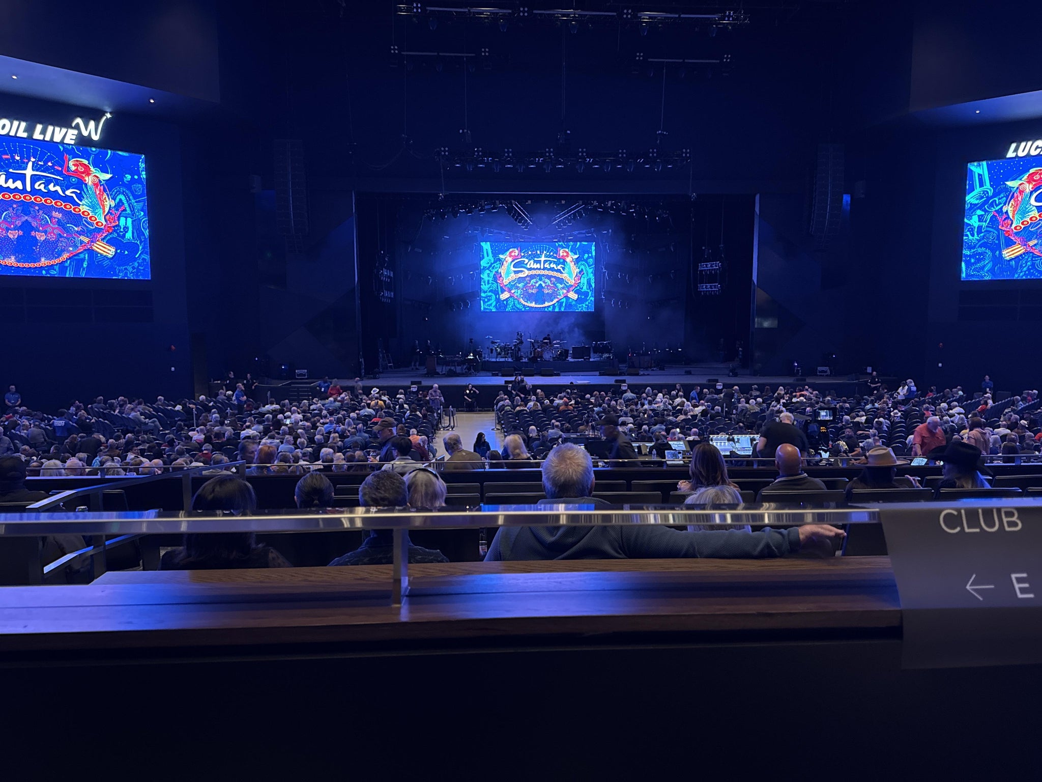 Vue réelle des fans prise de la Club E au site Lucas Oil Live at WinStar World Casino and Resort par Michael G