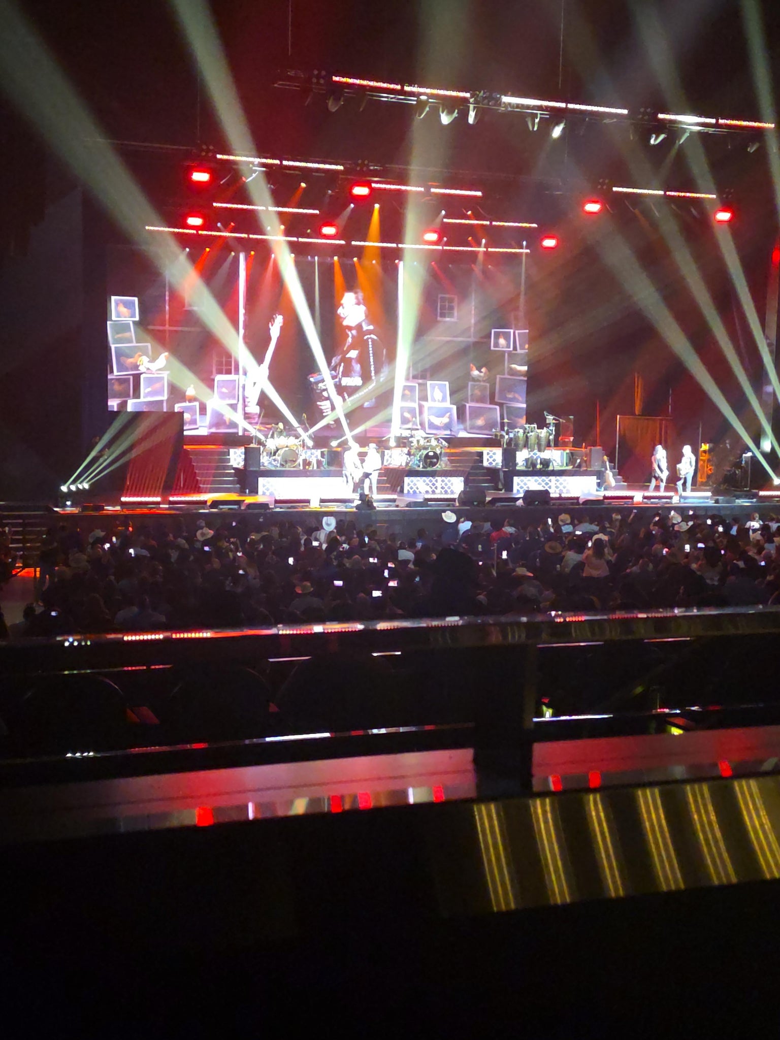 Vue réelle des fans prise de la Club G au site Lucas Oil Live at WinStar World Casino and Resort par Cendy G