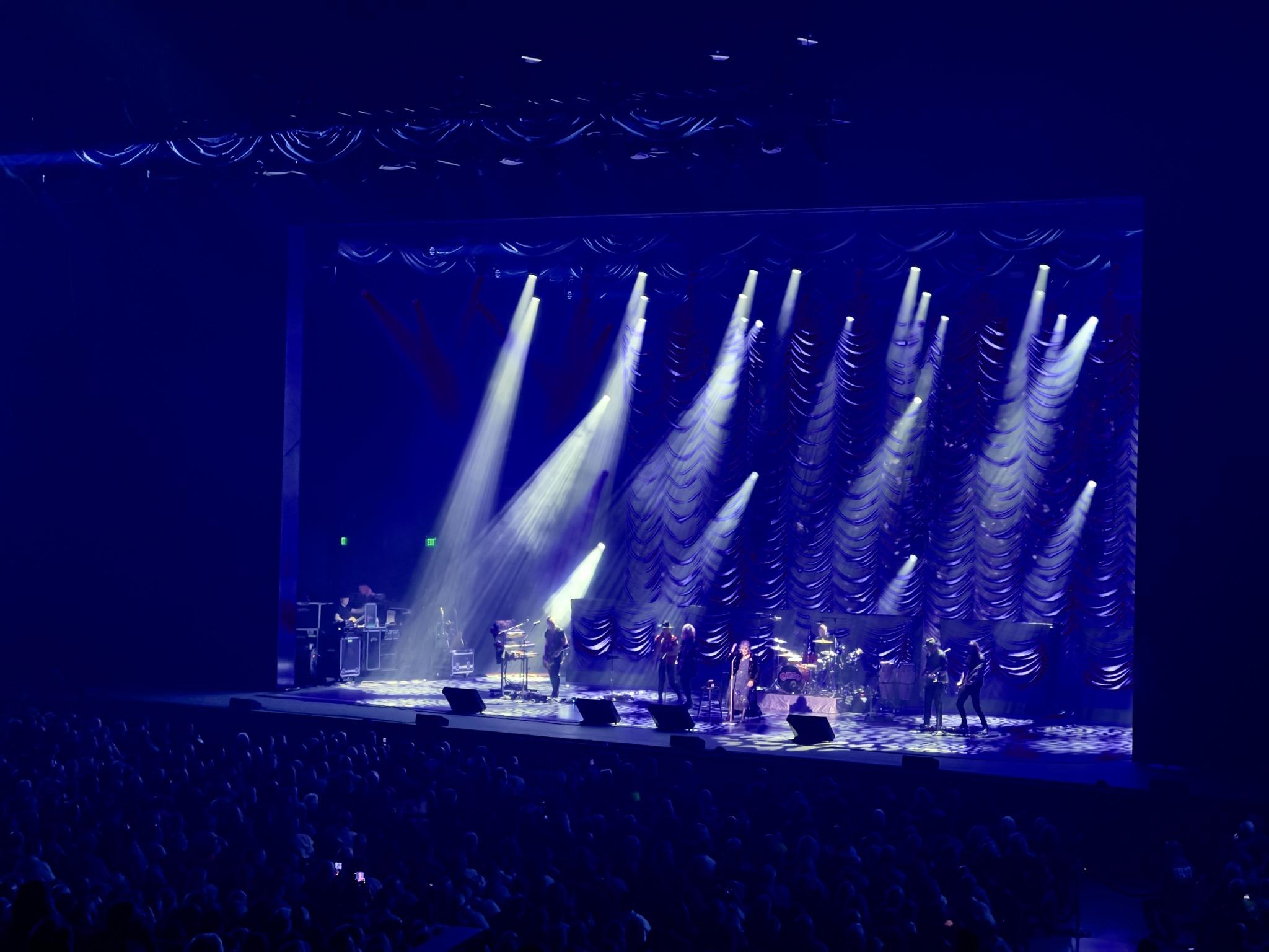 Vue réelle des fans prise de la VIP Suite North au site Lucas Oil Live at WinStar World Casino and Resort par Ian A