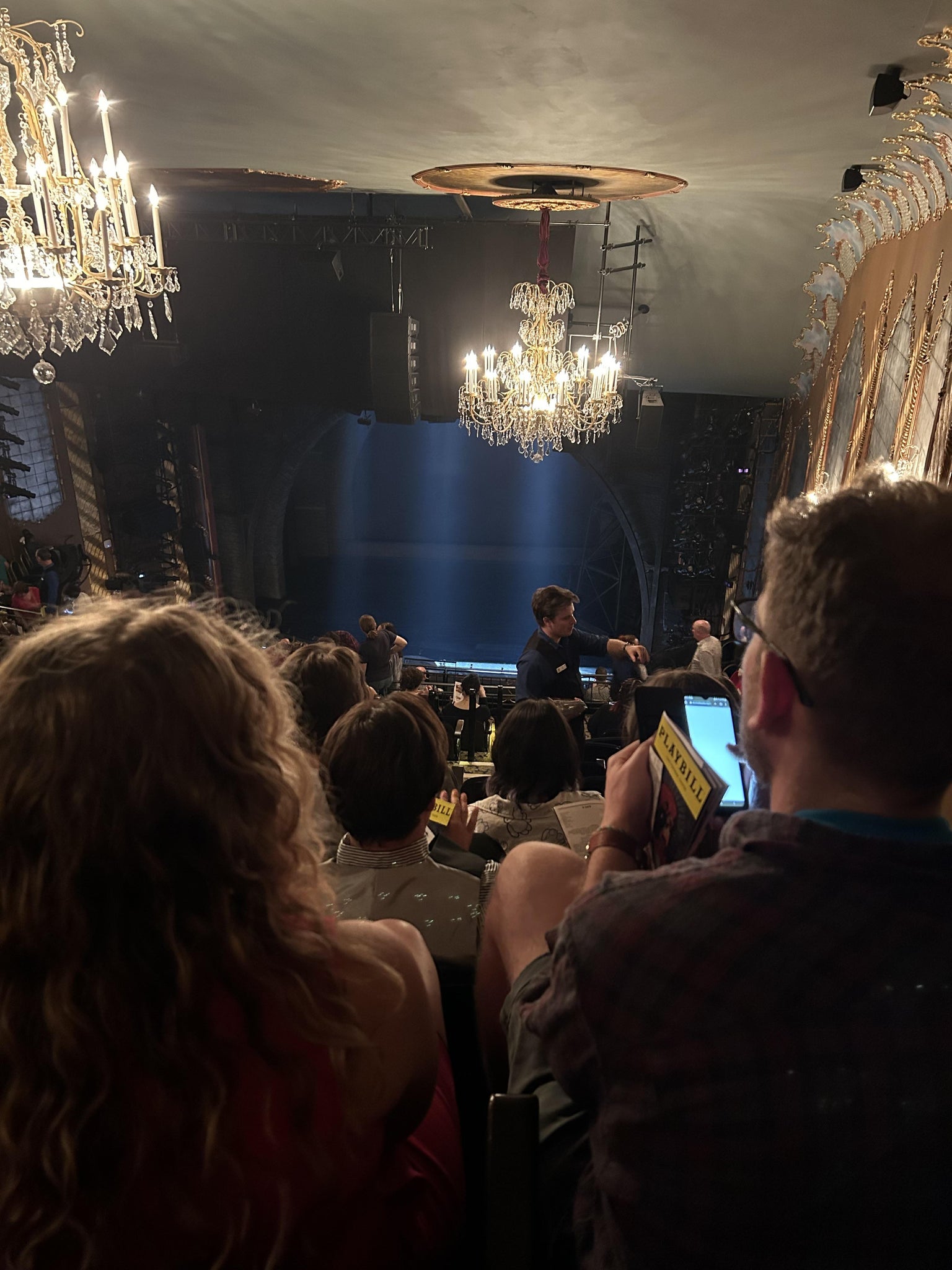 Vue réelle des fans prise de la Rmezz au site Lunt-Fontanne Theatre par Mikayla R