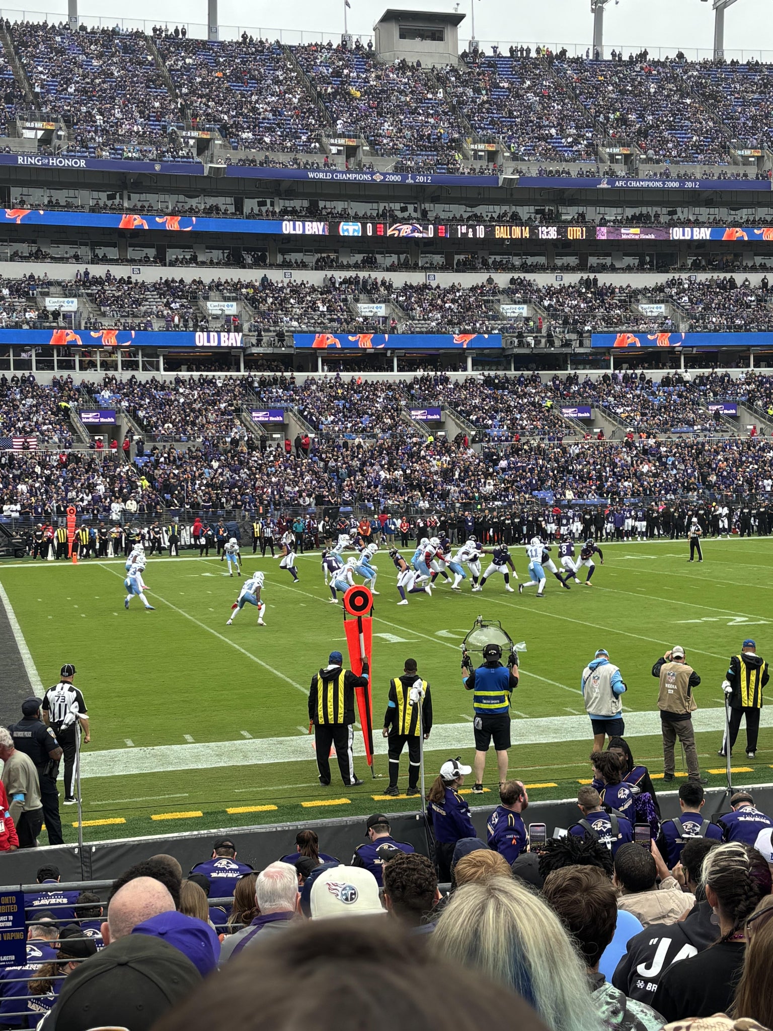 Vue réelle des fans prise de la Section 103 au site M&T Bank Stadium par Aimee F