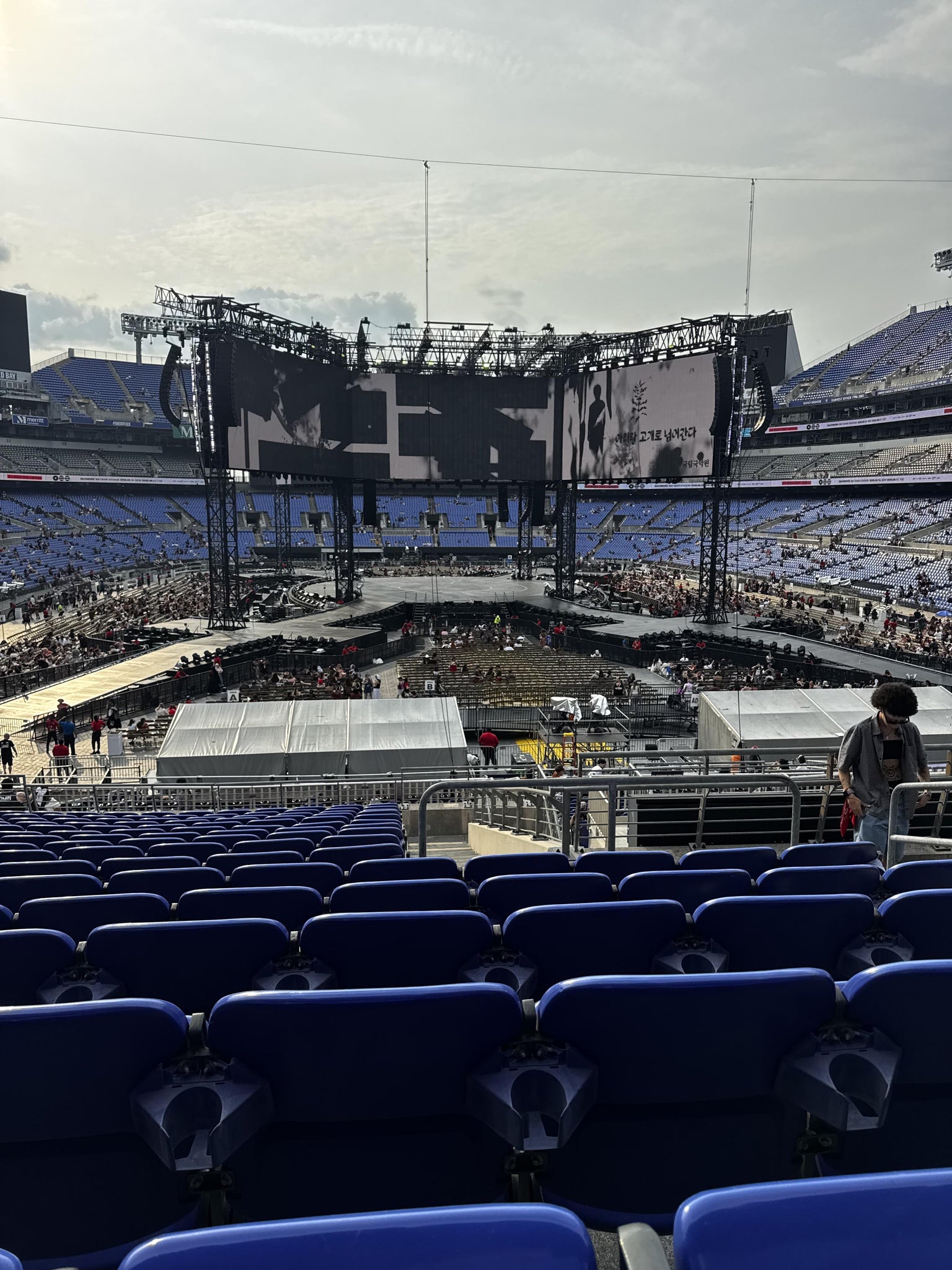 Vue réelle des fans prise de la Section 114 au site M&T Bank Stadium par Zantia D