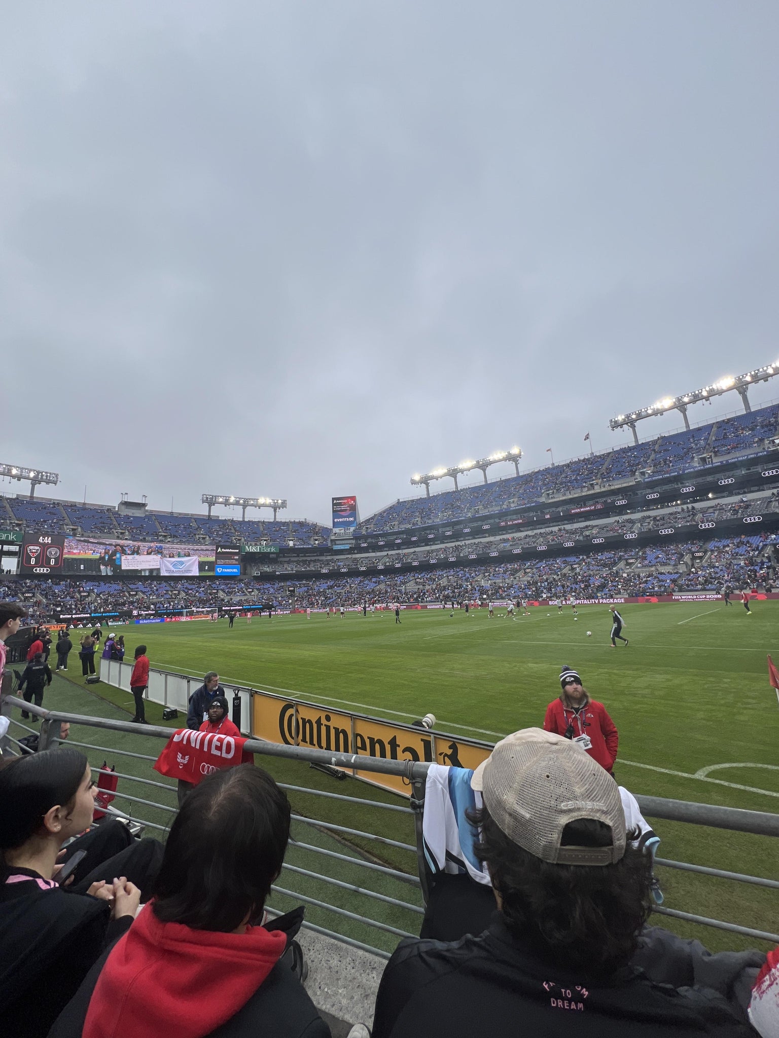 Vue réelle des fans prise de la Section 121 au site M&T Bank Stadium par Raymond L