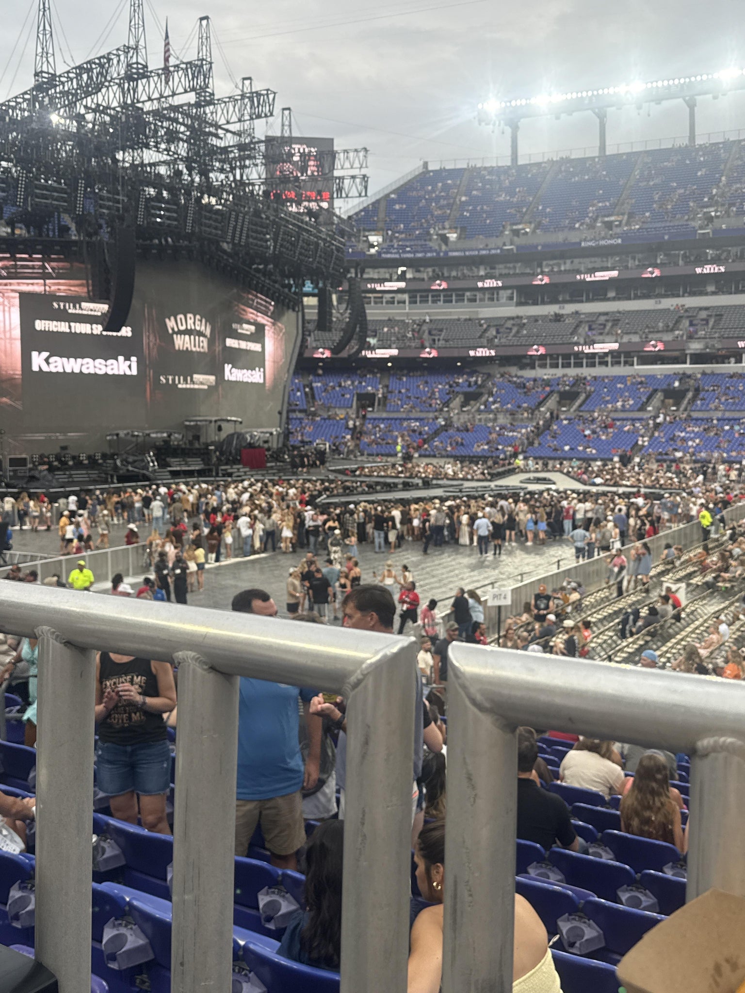 Vue réelle des fans prise de la Section 153 au site M&T Bank Stadium par Joanne M