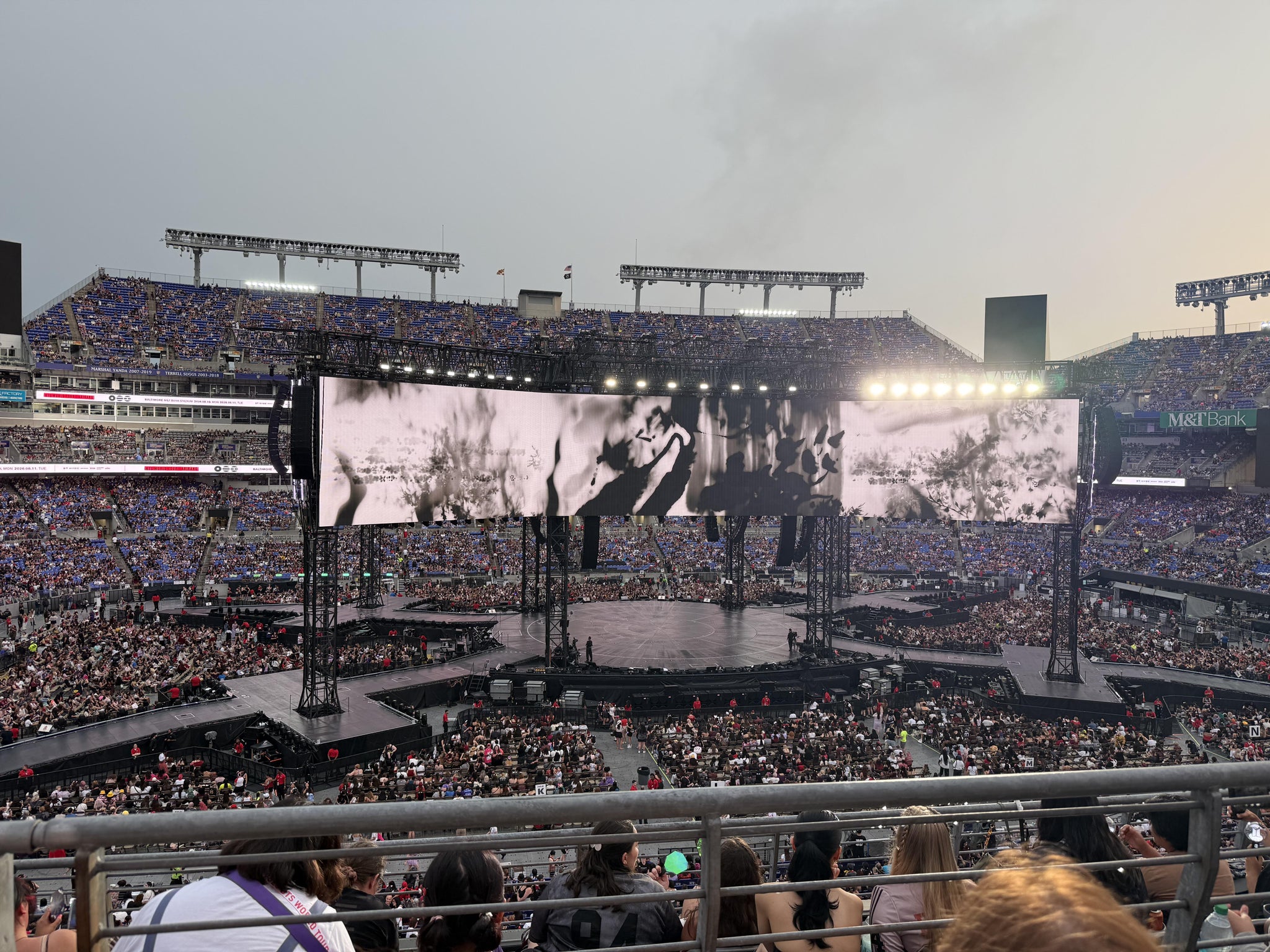 Vue réelle des fans prise de la Section 201 au site M&T Bank Stadium par Irene L