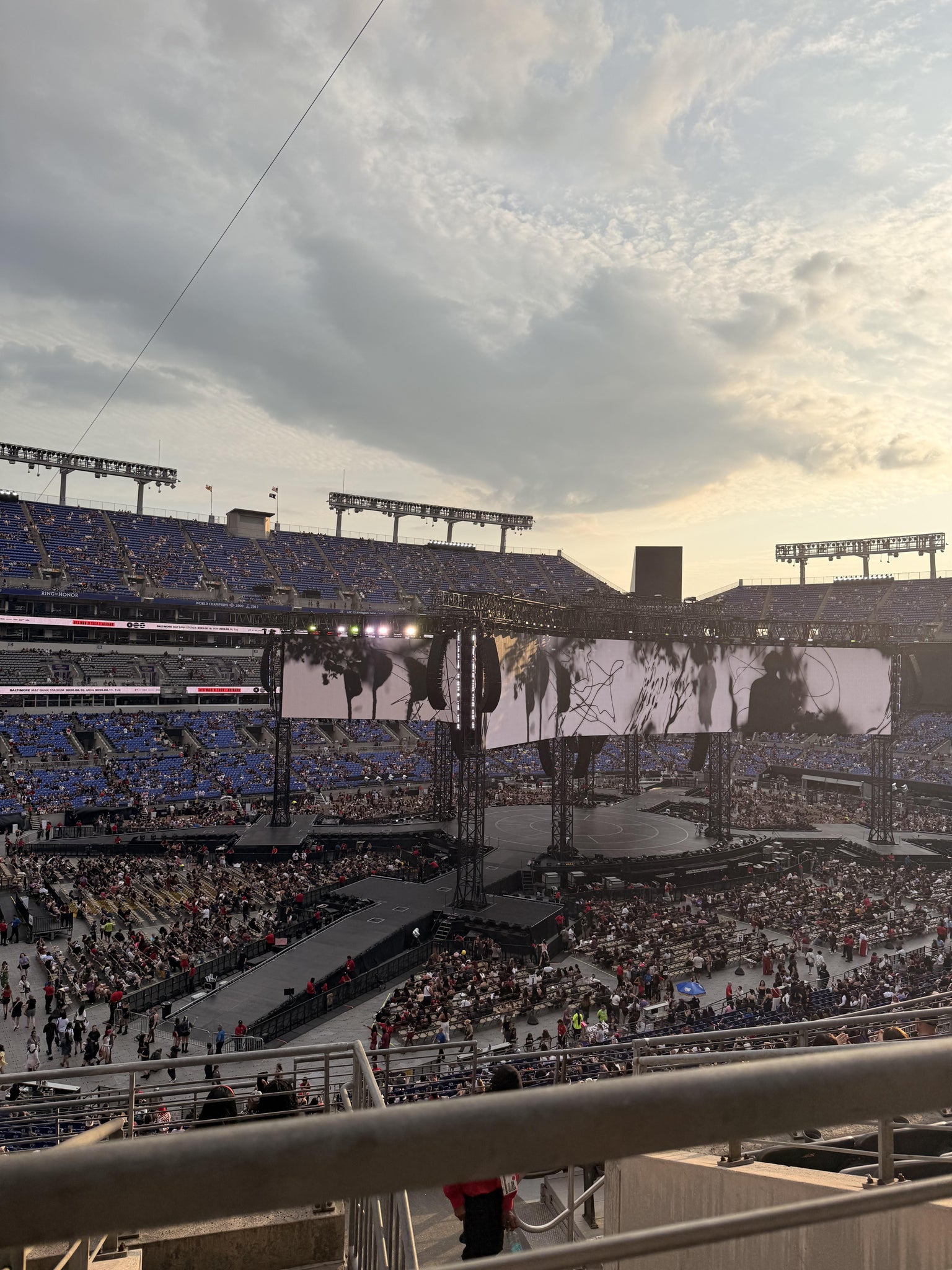 Vue réelle des fans prise de la Section 204 au site M&T Bank Stadium par Astri G