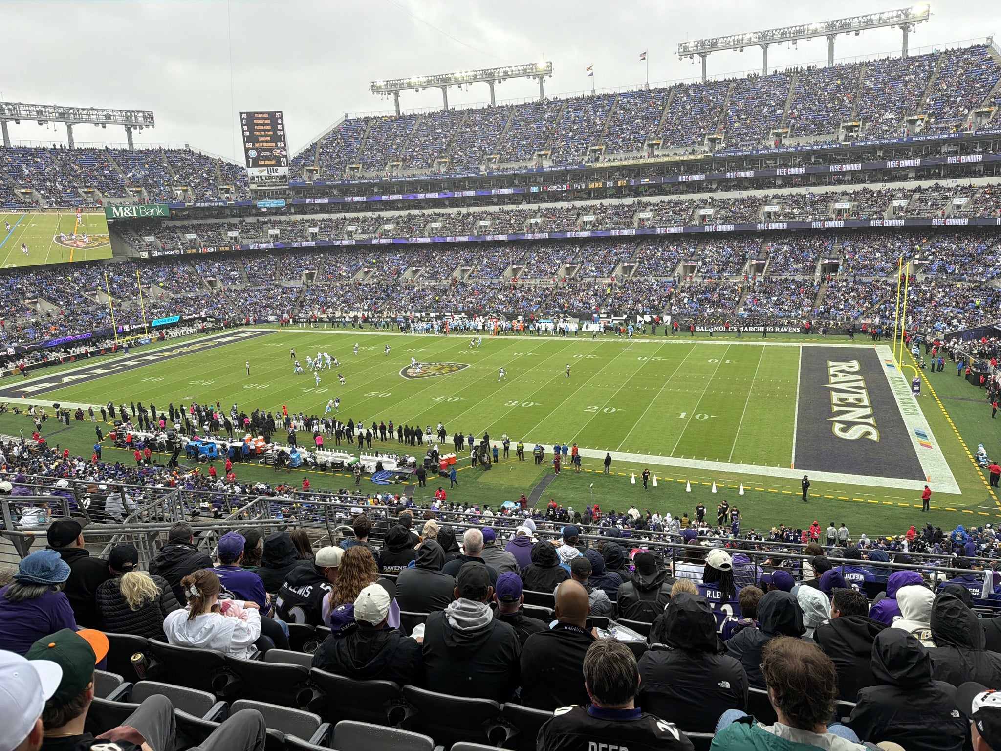 Vue réelle des fans prise de la Section 223 au site M&T Bank Stadium par Donald G