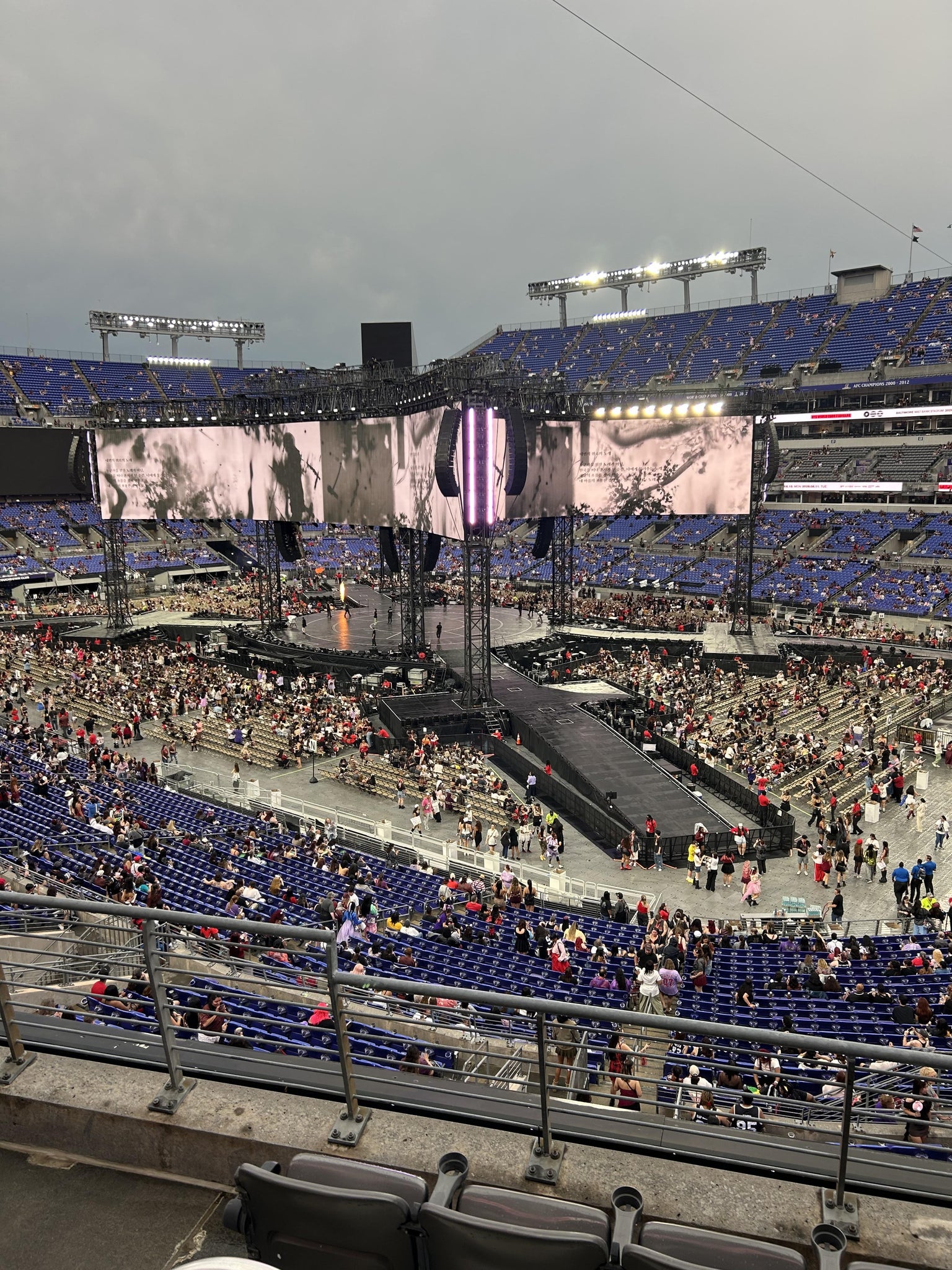 Vue réelle des fans prise de la Section 247 au site M&T Bank Stadium par Lauren M