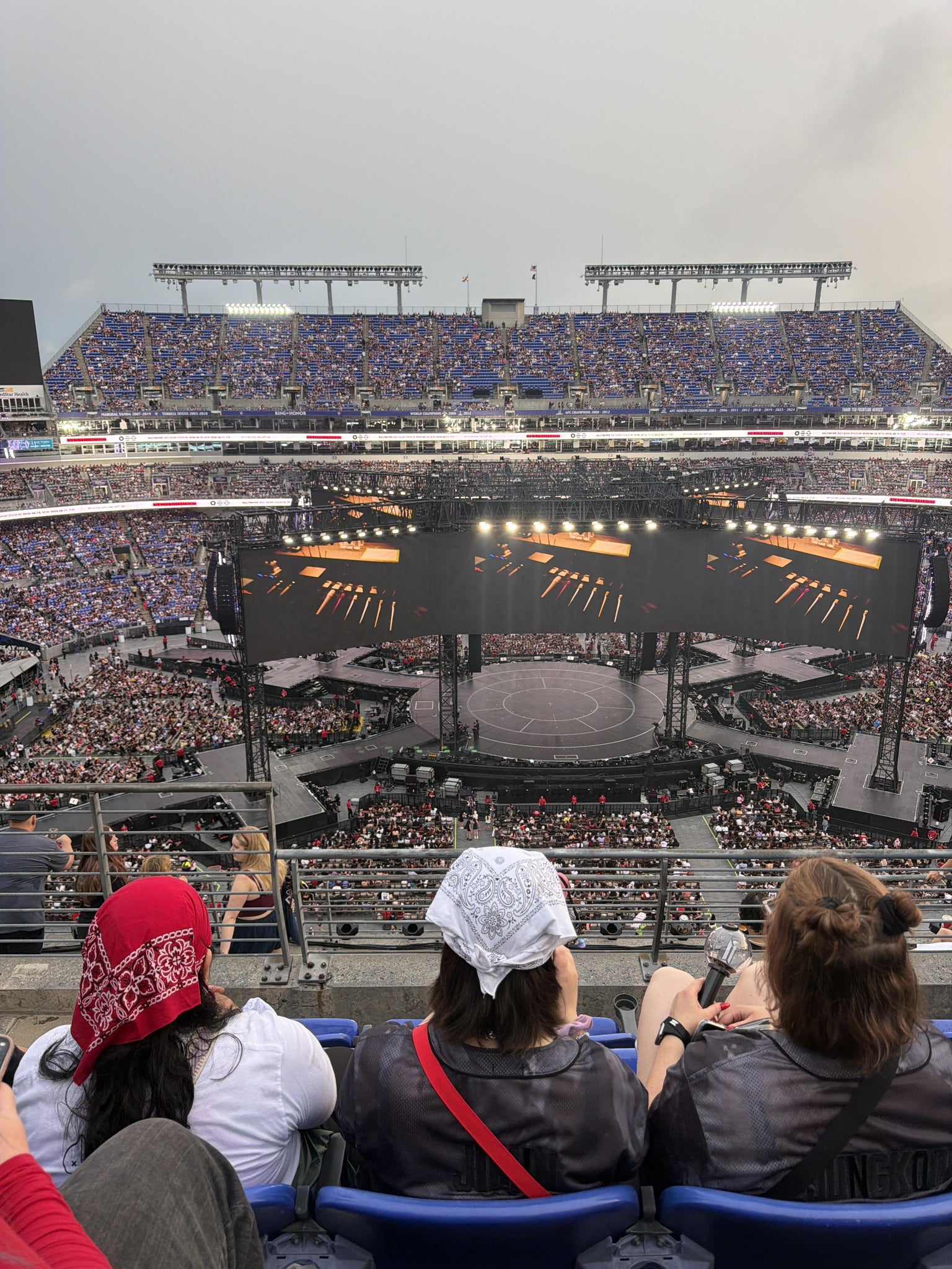 Vue réelle des fans prise de la Section 500 au site M&T Bank Stadium par Monica C