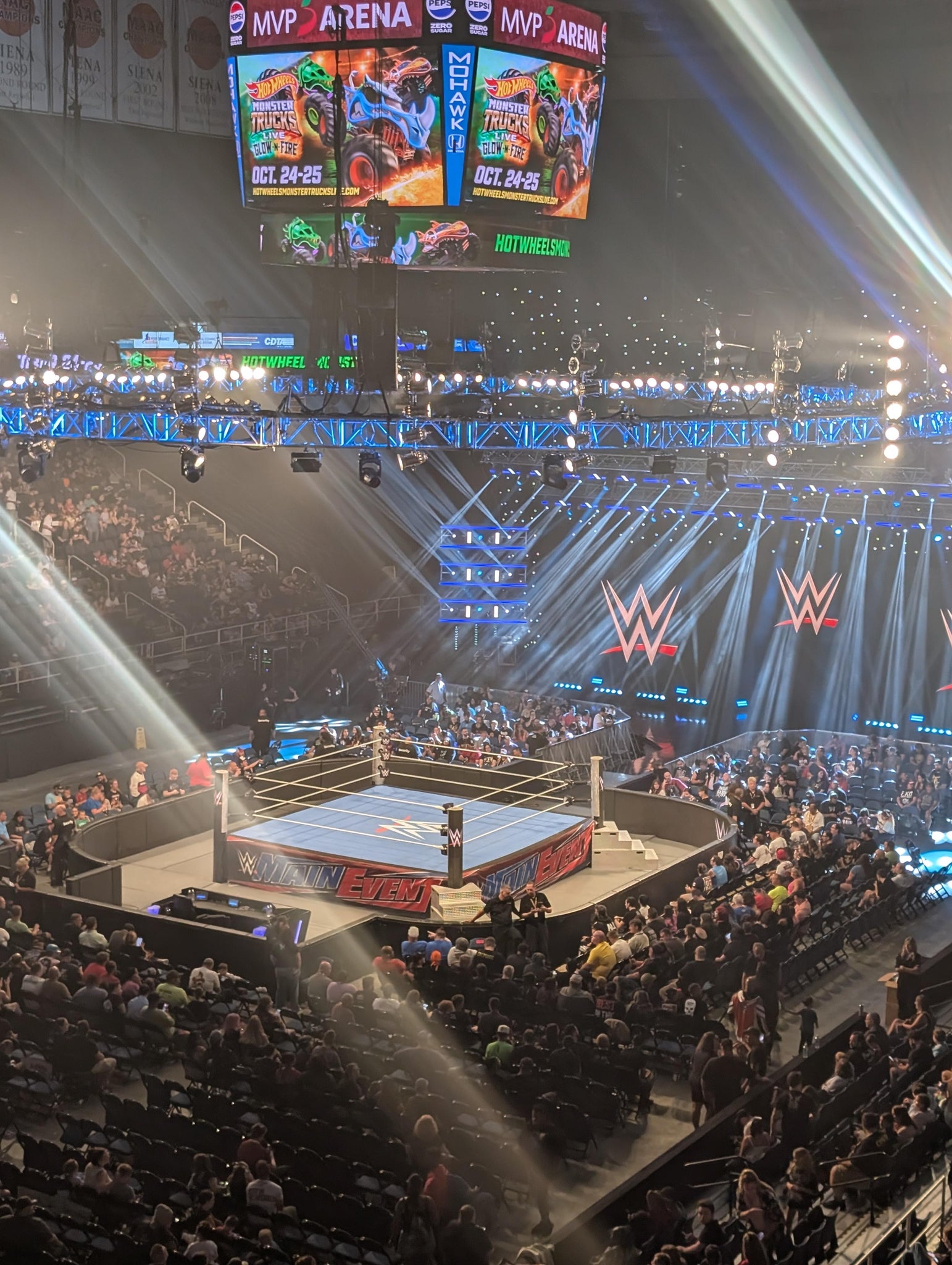 Vue réelle des fans prise de la Section 234 au site MVP Arena par Jennifer S