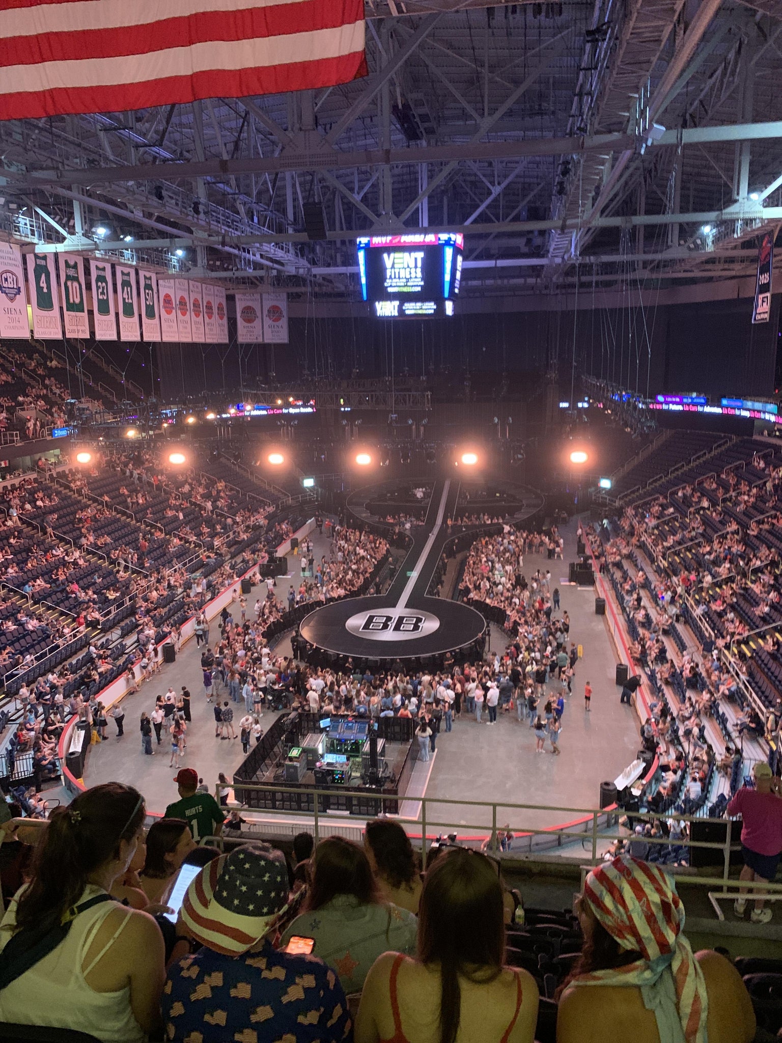 Vue réelle des fans prise de la Section 239 au site MVP Arena par Amelia H