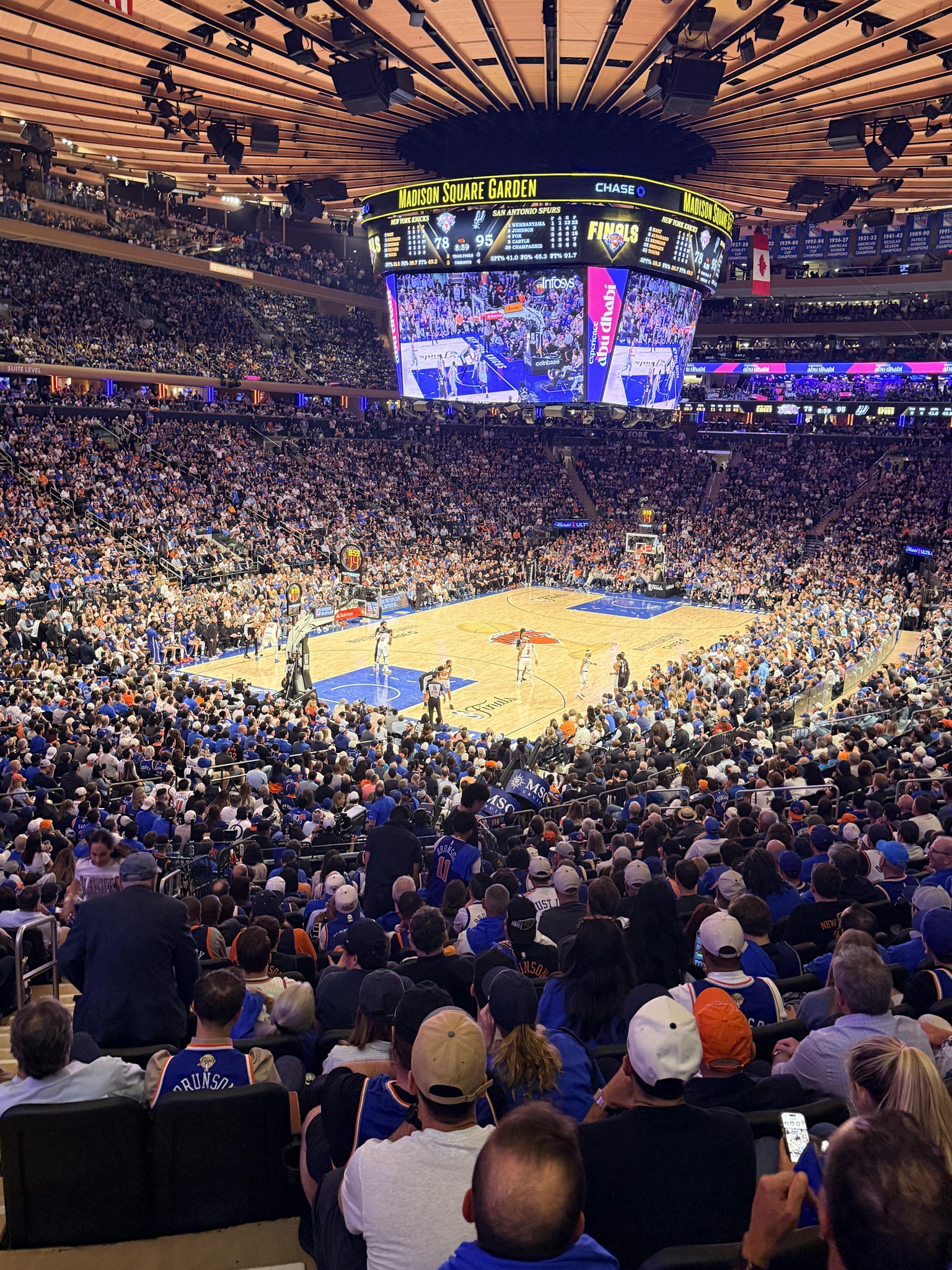Vue réelle des fans prise de la Section 114 au site Madison Square Garden par Sajal K