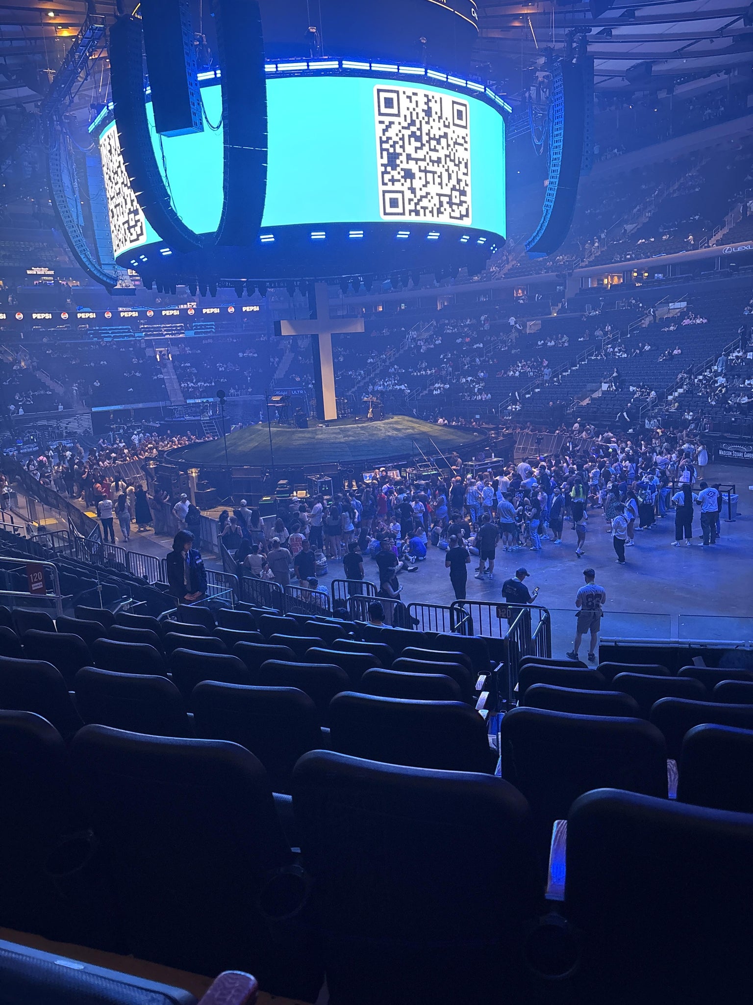 Vue réelle des fans prise de la Section 120 au site Madison Square Garden par Miguel A