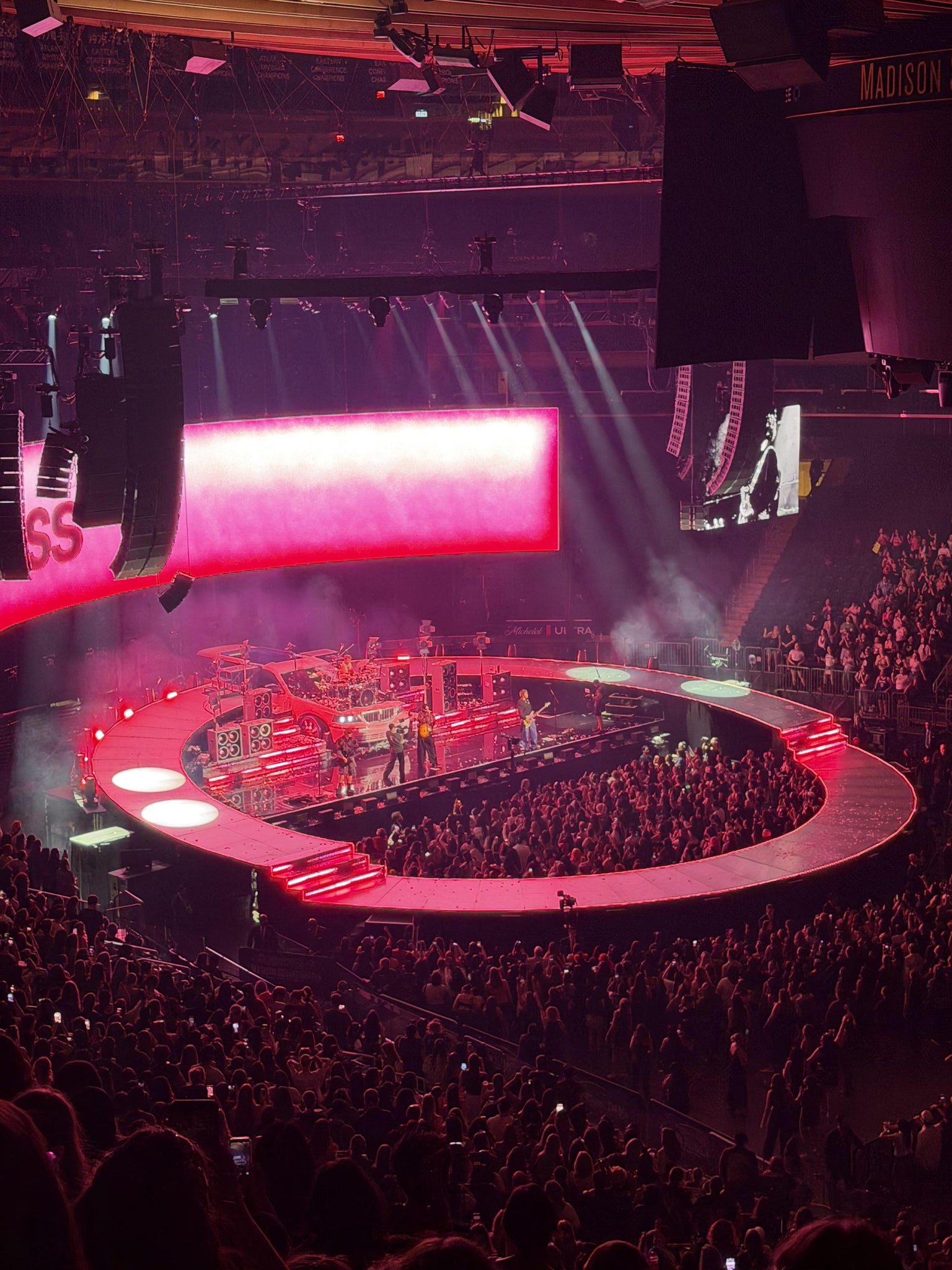 Vue réelle des fans prise de la Section 226 au site Madison Square Garden par Lois P