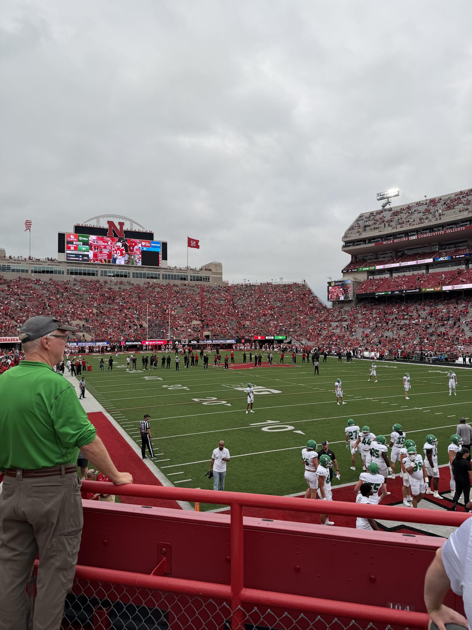 Vue réelle des fans prise de la Section 18 au site Memorial Stadium Nebraska par Matthew H