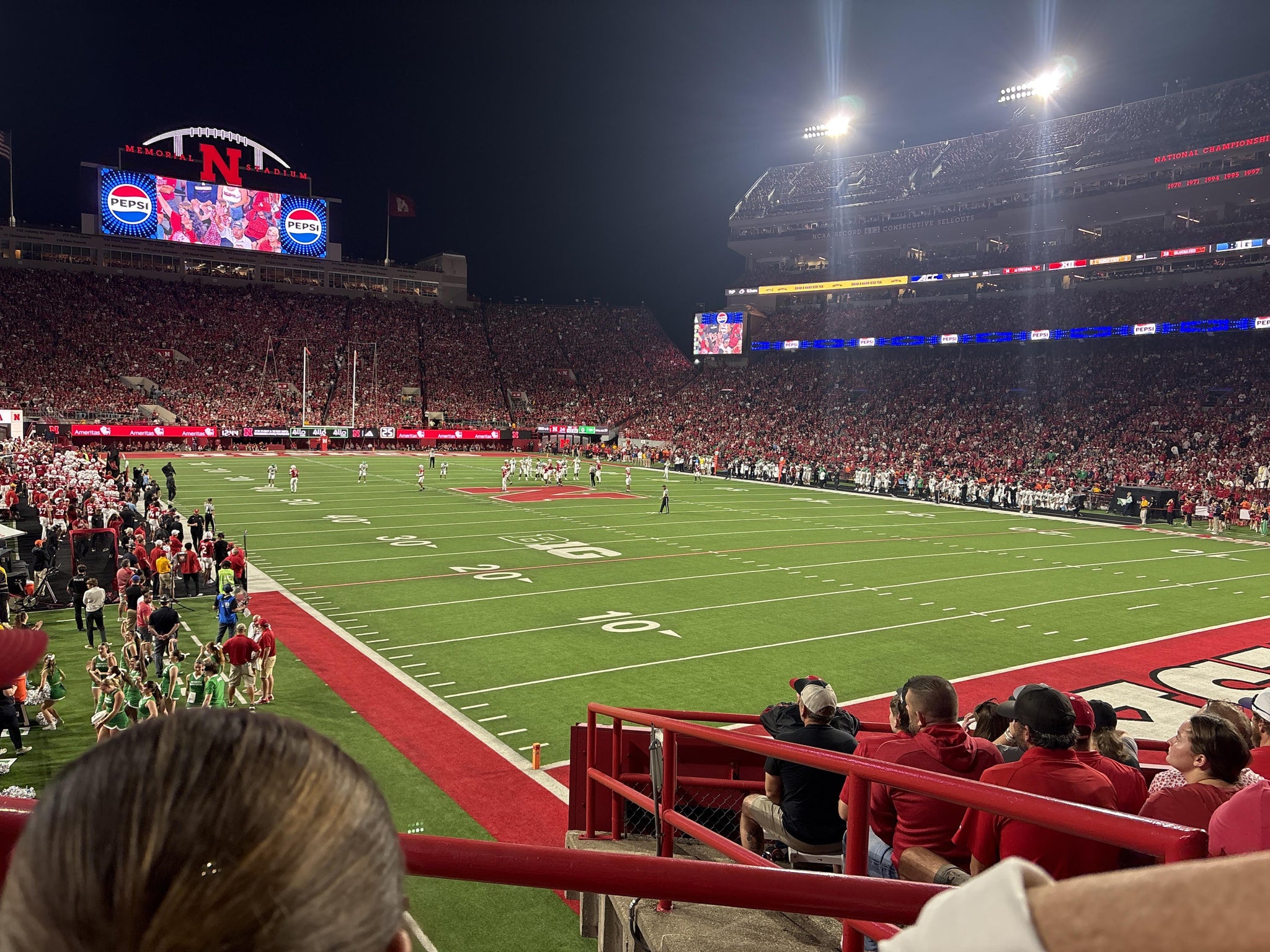 Vue réelle des fans prise de la Section 19 au site Memorial Stadium Nebraska par Jason P