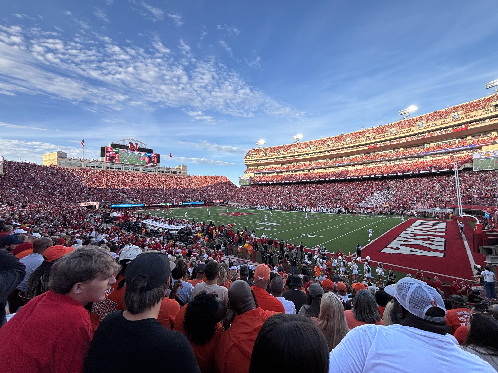Vue réelle des fans prise de la Section 21 au site Memorial Stadium Nebraska par Adam A