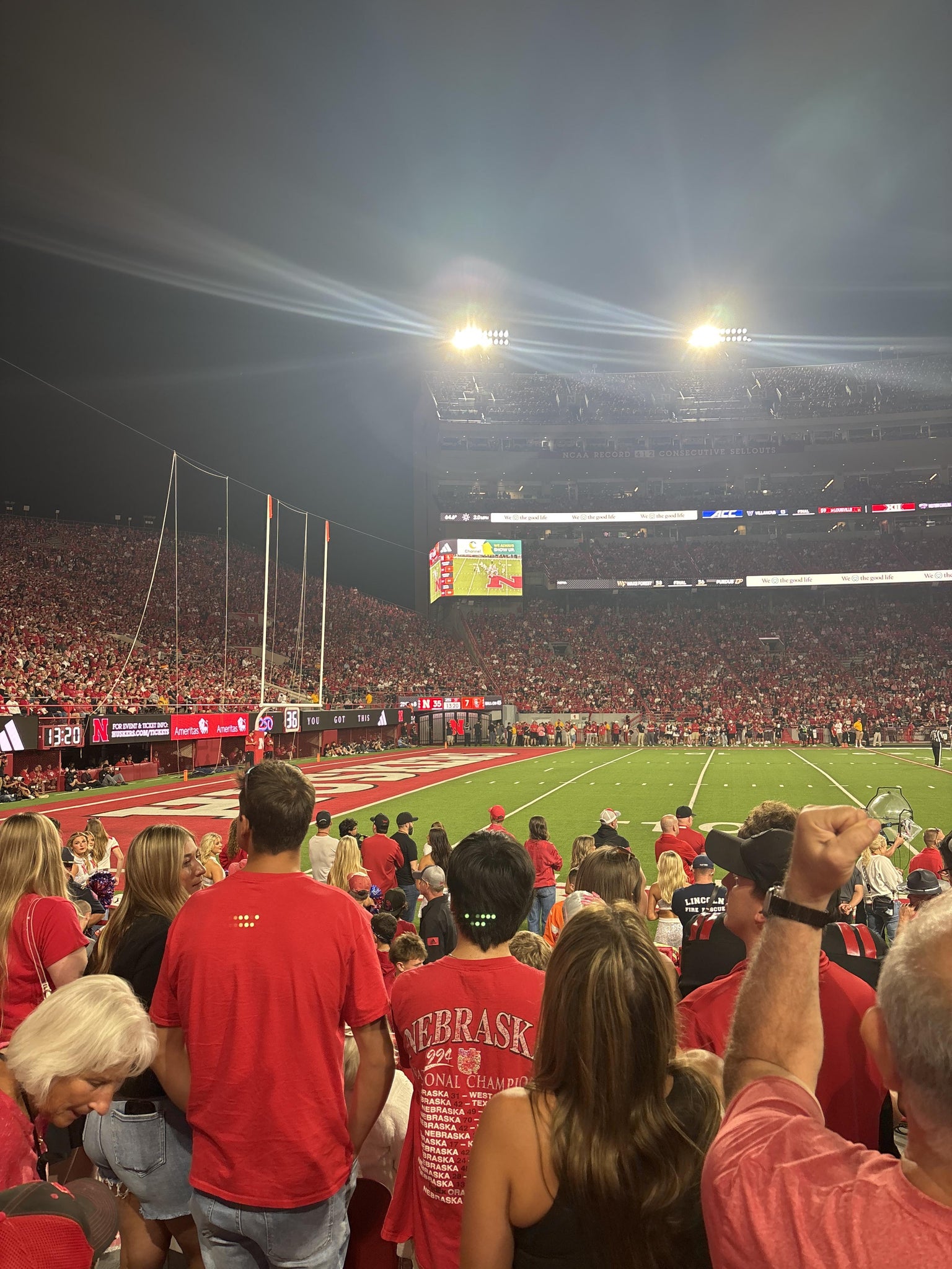 Vue réelle des fans prise de la Section 30 au site Memorial Stadium Nebraska par Emma B
