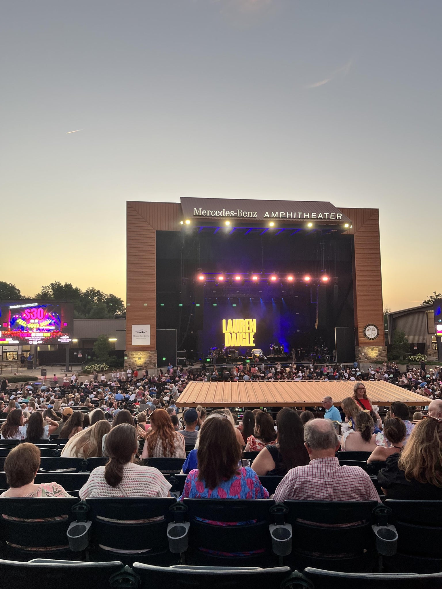 Vue réelle des fans prise de la Tier 204 au site Mercedes-Benz Amphitheater par Melanie H