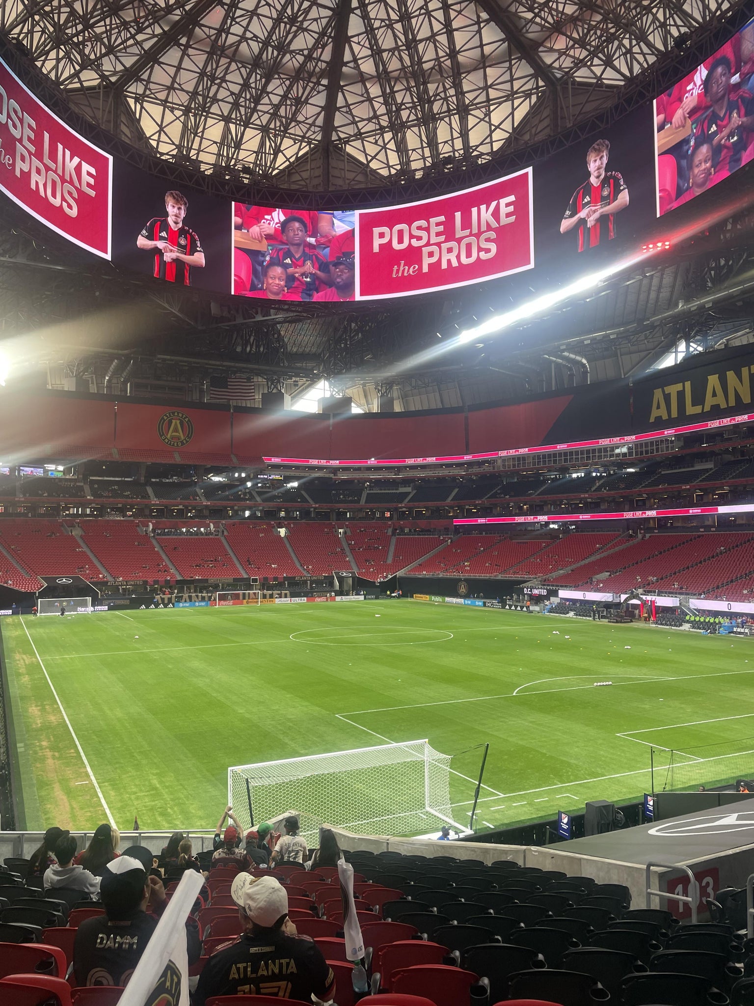 Vue réelle des fans prise de la Section 104 au site Mercedes-Benz Stadium par Deven M