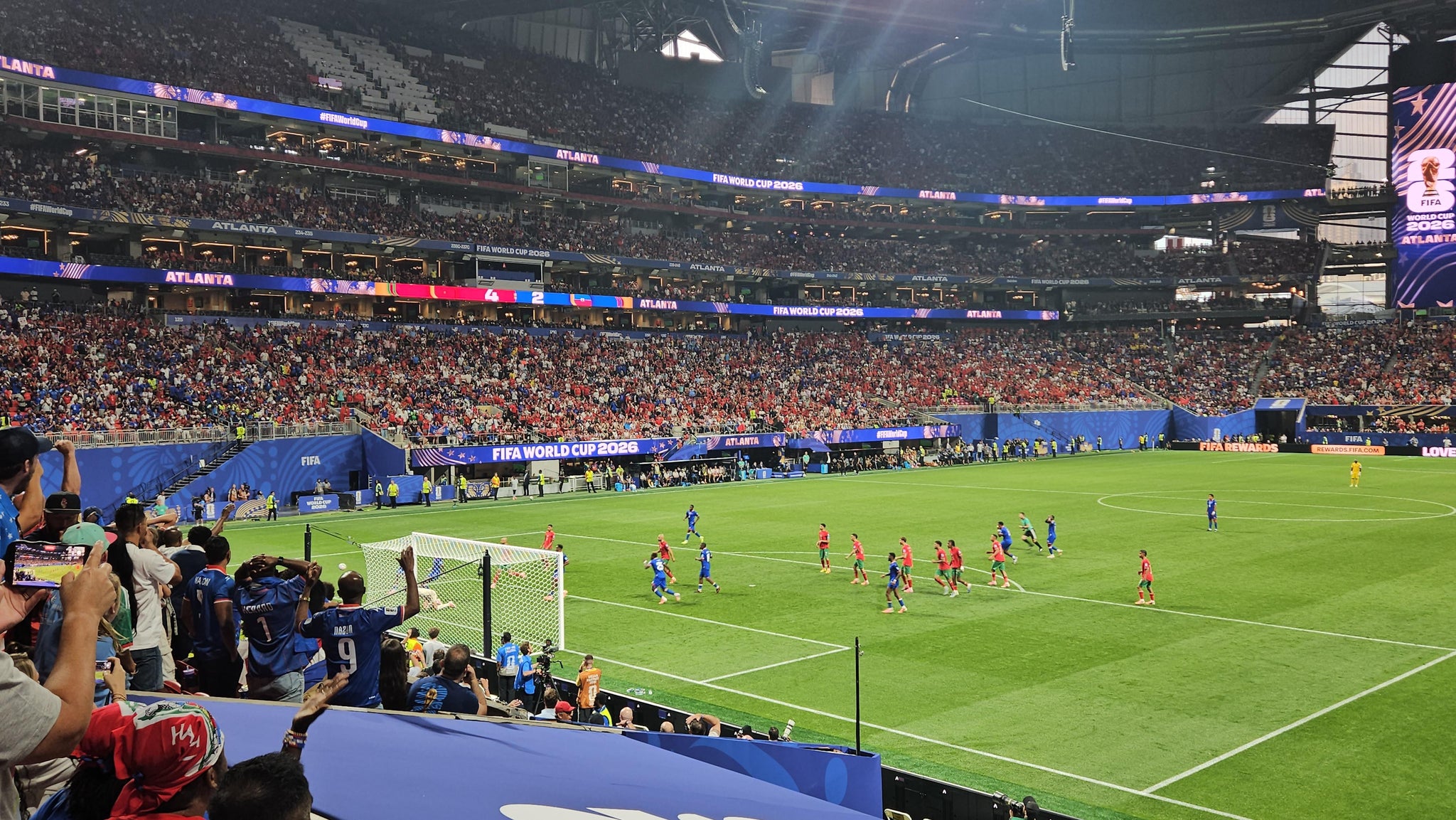 Vue réelle des fans prise de la Section 117 au site Mercedes-Benz Stadium par Johanne H