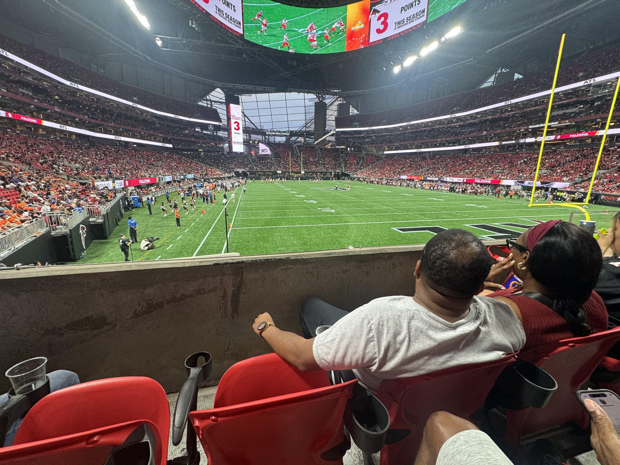 Vue réelle des fans prise de la Section 121 au site Mercedes-Benz Stadium par Mary S