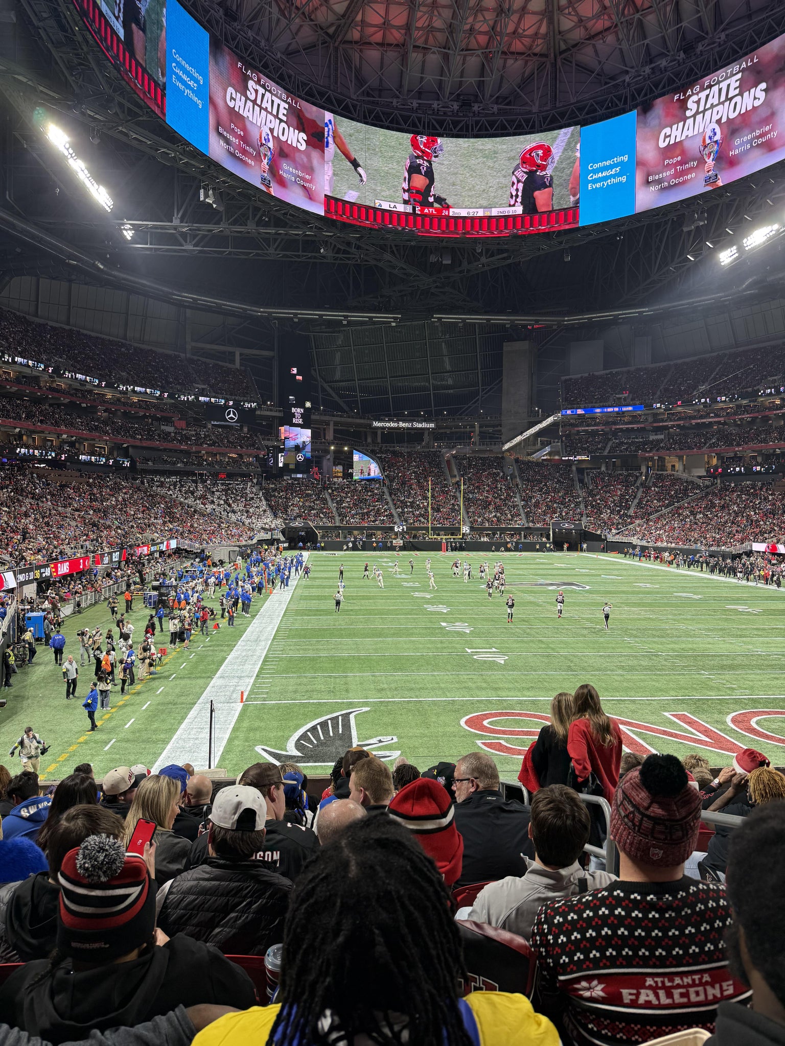Vue réelle des fans prise de la Section 121 au site Mercedes-Benz Stadium par Kiara R