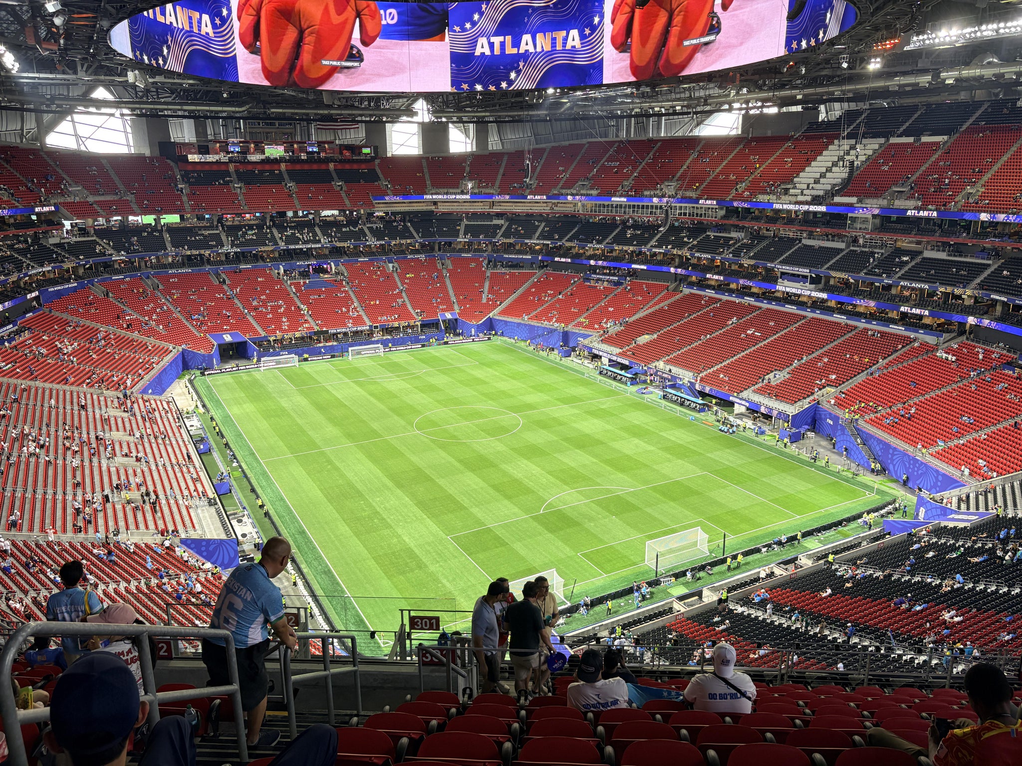 Vue réelle des fans prise de la Section 301 au site Mercedes-Benz Stadium par Lucio T