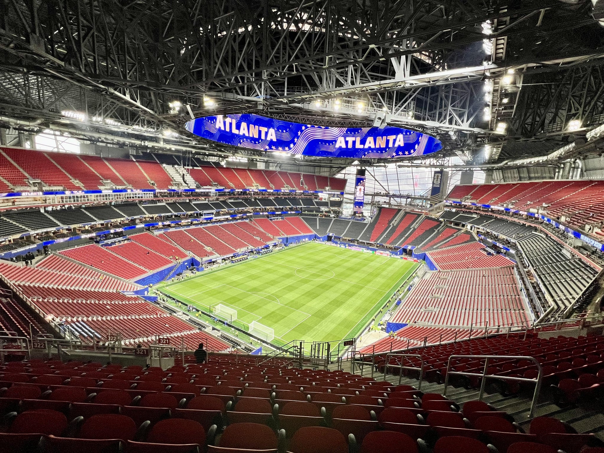 Vue réelle des fans prise de la Section 321 au site Mercedes-Benz Stadium par Zach C