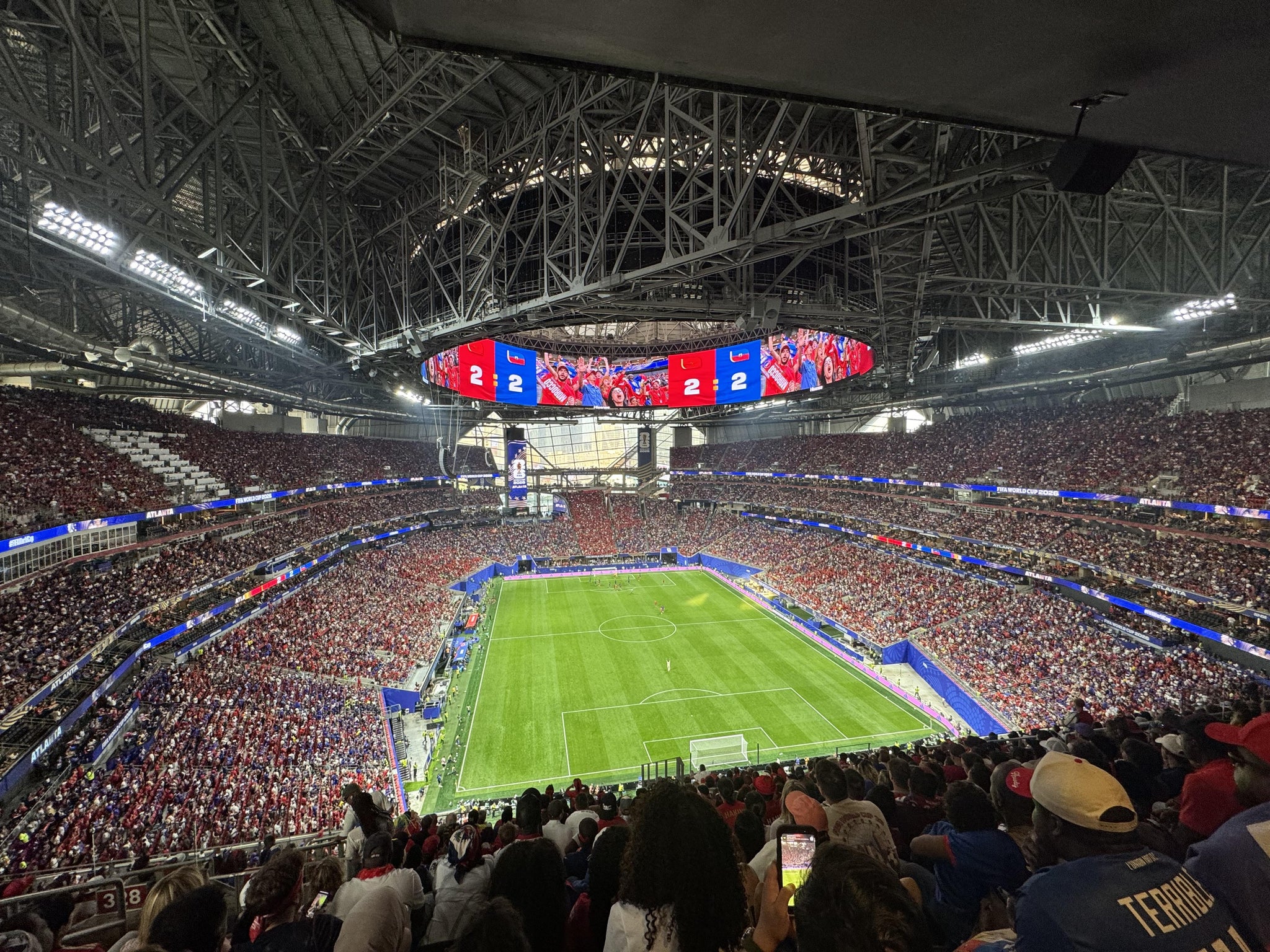 Vue réelle des fans prise de la 327 Club au site Mercedes-Benz Stadium par Shasta R