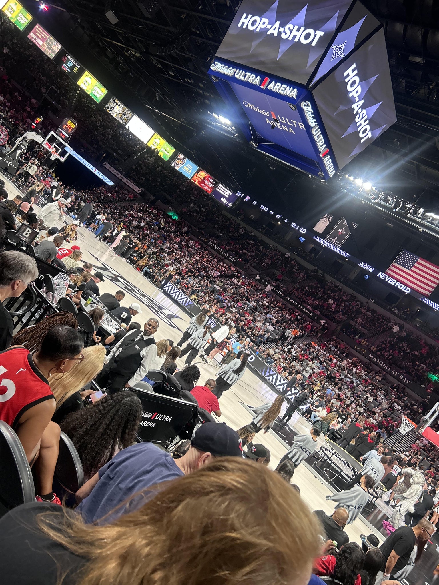 Vue réelle des fans prise de la Section 108 au site Michelob ULTRA Arena at Mandalay Bay Resort & Casino par Hilary G