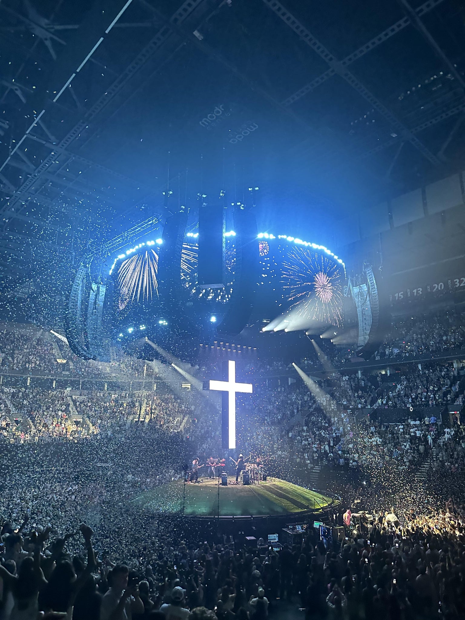 Vue réelle des fans prise de la Section 121 au site Moda Center par Alison P