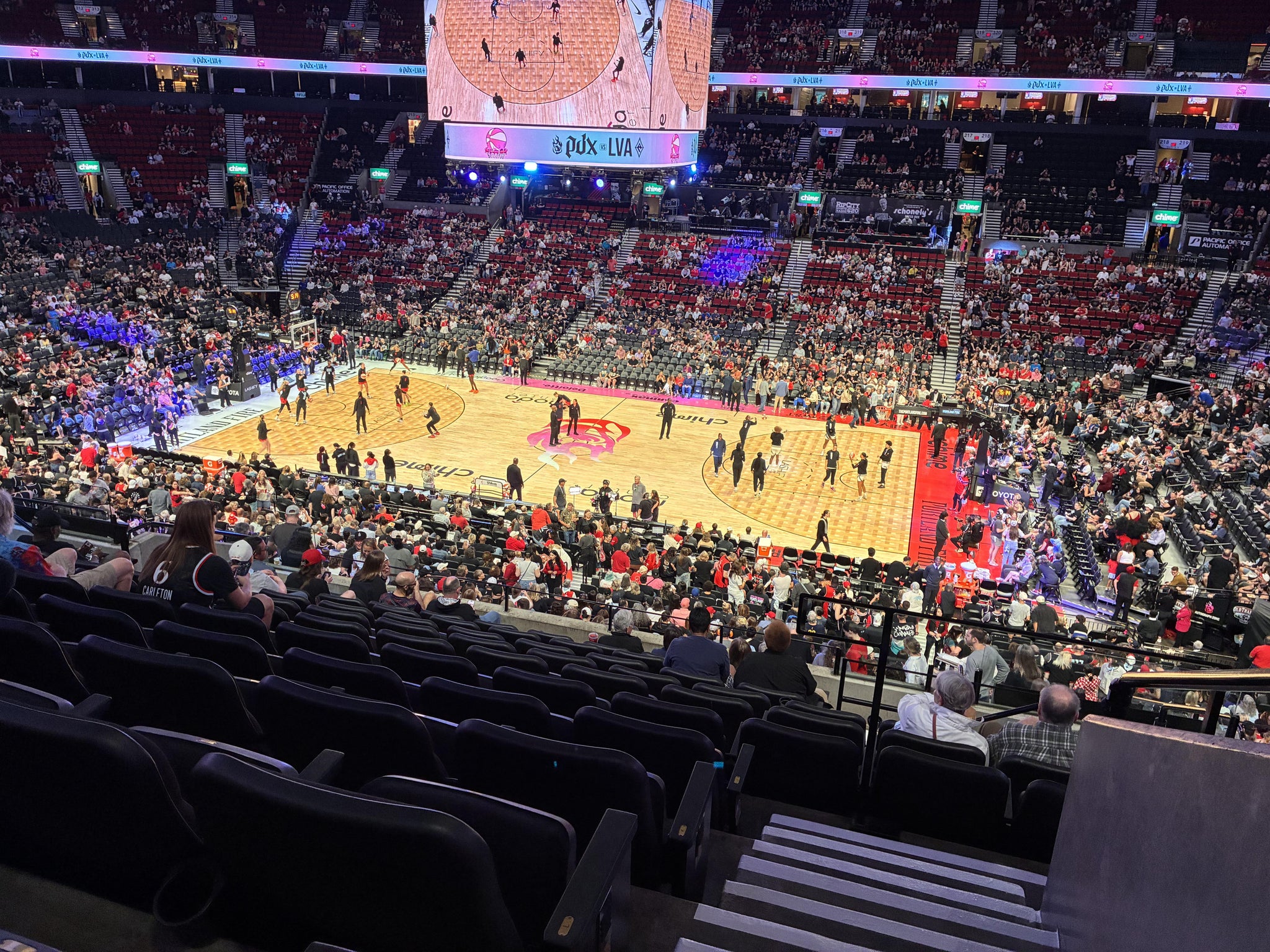 Vue réelle des fans prise de la Section 230 au site Moda Center par Nora A