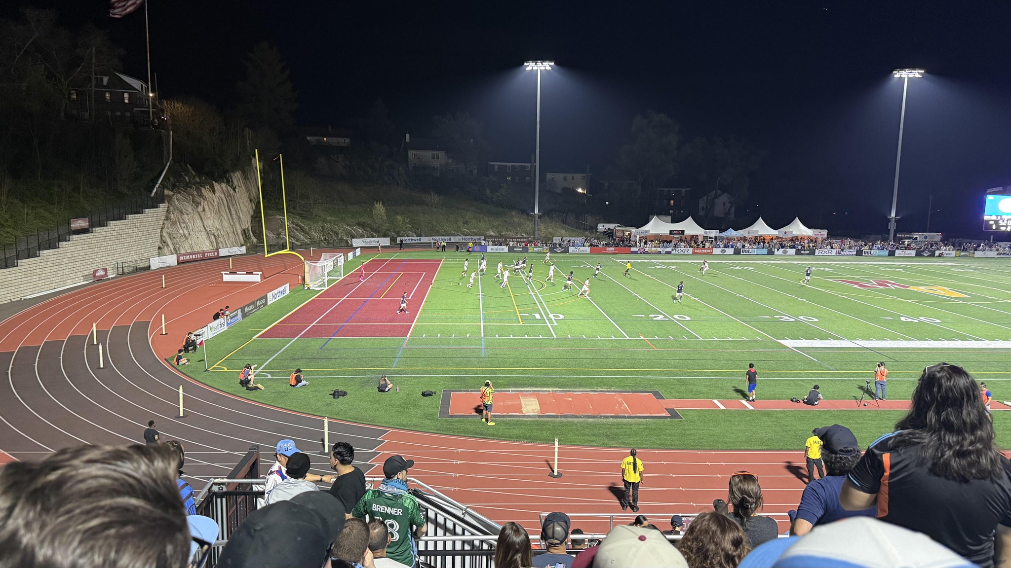Vue réelle des fans prise de la Section 109 au site Mount Vernon Memorial Field par Andrew H