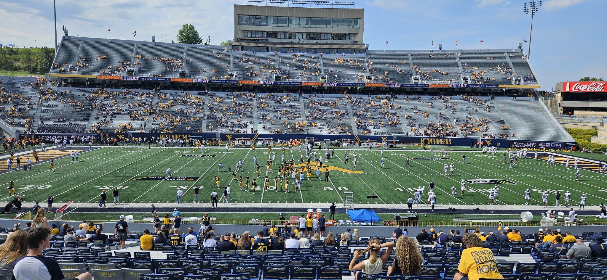 Vue réelle des fans prise de la Section 105 au site Mountaineer Field at Milan Puskar Stadium par John d M
