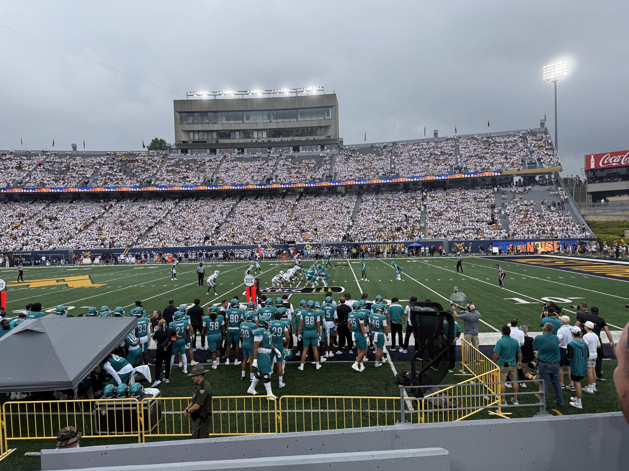 Vue réelle des fans prise de la Section 107 au site Mountaineer Field at Milan Puskar Stadium par Connor S